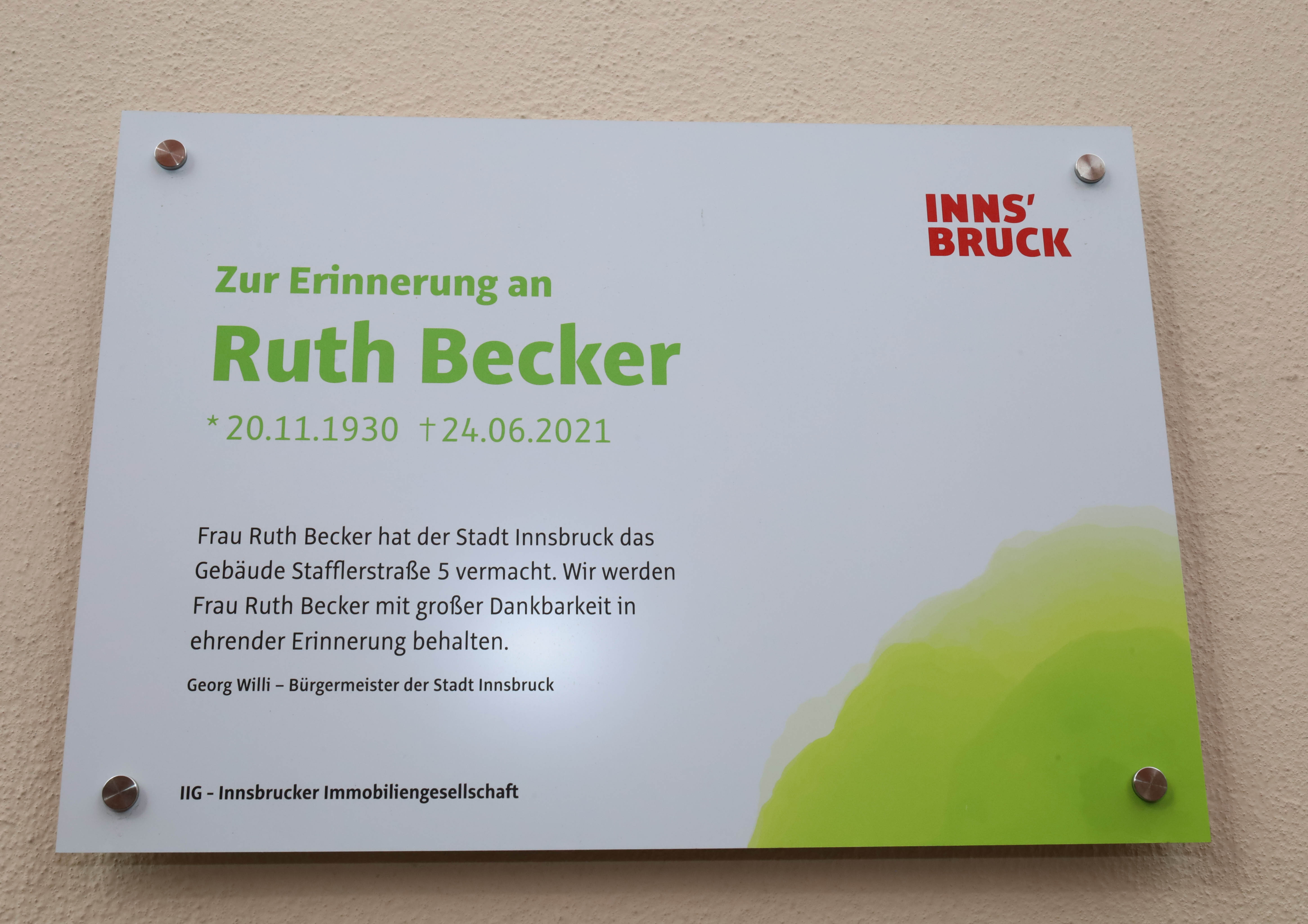 Die neue Gedenktafel für Ruth Becker.
