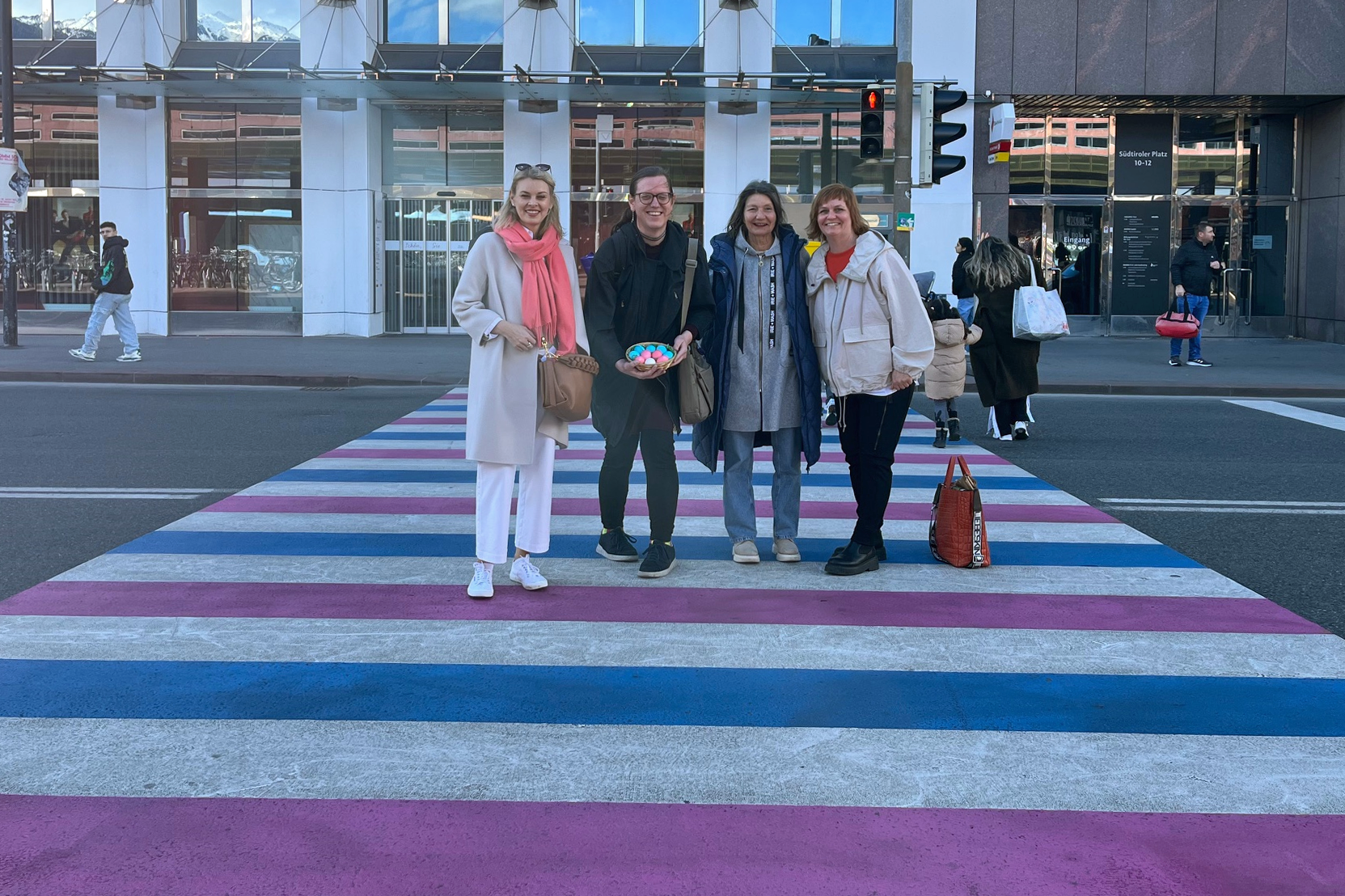 Stadträtin Elisabeth Mayr (l.), Stadträtin Uschi Schwarzl (2.v.r.), Gemeinderätin Renate Krammer-Stark (r.) und Dora Sellner (2.v.l.) vom Verein „Queeres Chaos Kollektiv“, die ursprünglich in einer Mail zur Würdigung des internationalen Transgender Day of Visibility angeregt hatte, auf dem neugestalteten Schutzweg vor dem Innsbrucker Hauptbahnhof.
