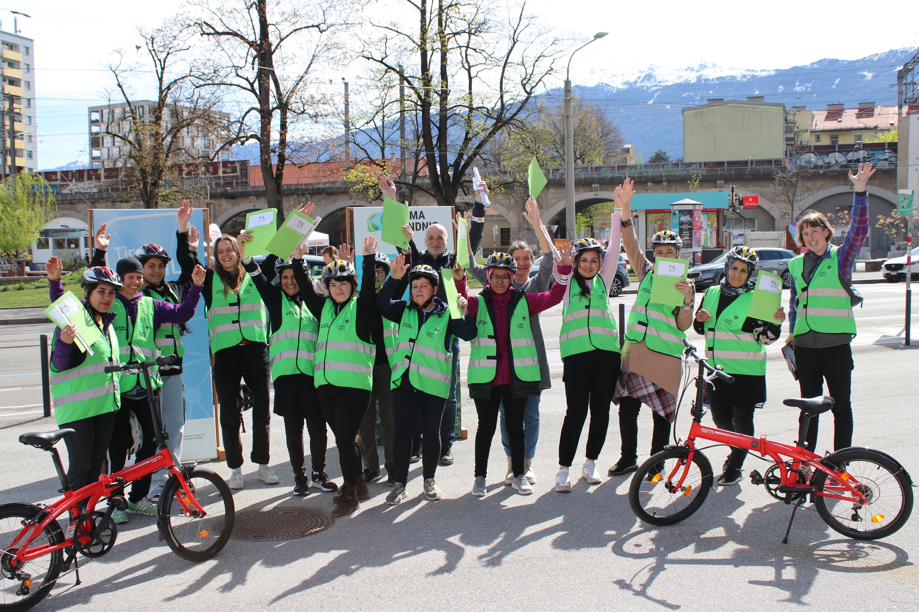 Innsbrucks Mobilitätsstadträtin Uschi Schwarzl (5. v. r.) und der städtische Radkoordinator Christian Schoder (hi., 7. v. r.) freuten sich bei der Urkundenübergabe mit den Teilnehmerinnen, die nun geschult und sicher auf zwei Rädern die Stadt erkunden können.