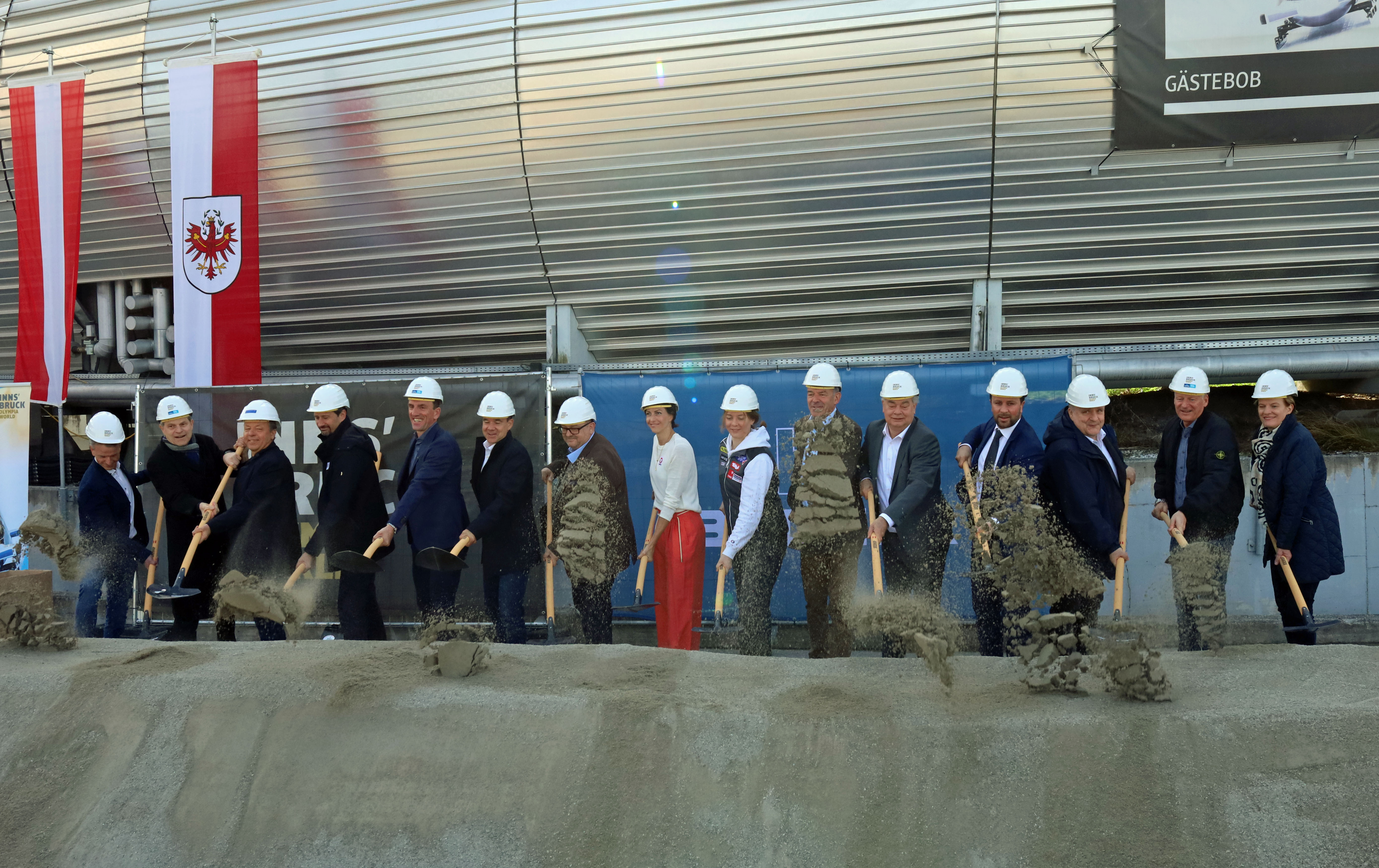 (v.l.n.r.) OSVI-Prokurist Gemeinderat Christoph Kaufmann, Architekt Michael Schwärzler, Generalsekretär Wolfgang Suitner (ÖBSV), Rennrodler Markus Prock, Geschäftsführer Manfred Tschopfer (Landesimmobilien-Bau- und Sanierungs-GmbH), Finanzdirektor Martin Rupprechter (Stadt Innsbruck), Skeletonpilotin Janine Flock, Rennrodlerin Lisa Schulte, Bürgermeister Georg Willi, Vizekanzler Werner Kogler, Landeshauptmann-Stellvertreter Georg Dornauer, Projektmanager Michael Ausserhohfer (OSVI), Geschäftsführer Matthias Schipflinger (OSVI) und Stadträtin Christine Oppitz-Plörer beim feierlichen Spatenstich zu den Umbauarbeiten am Olympia-Eiskanal Igls.