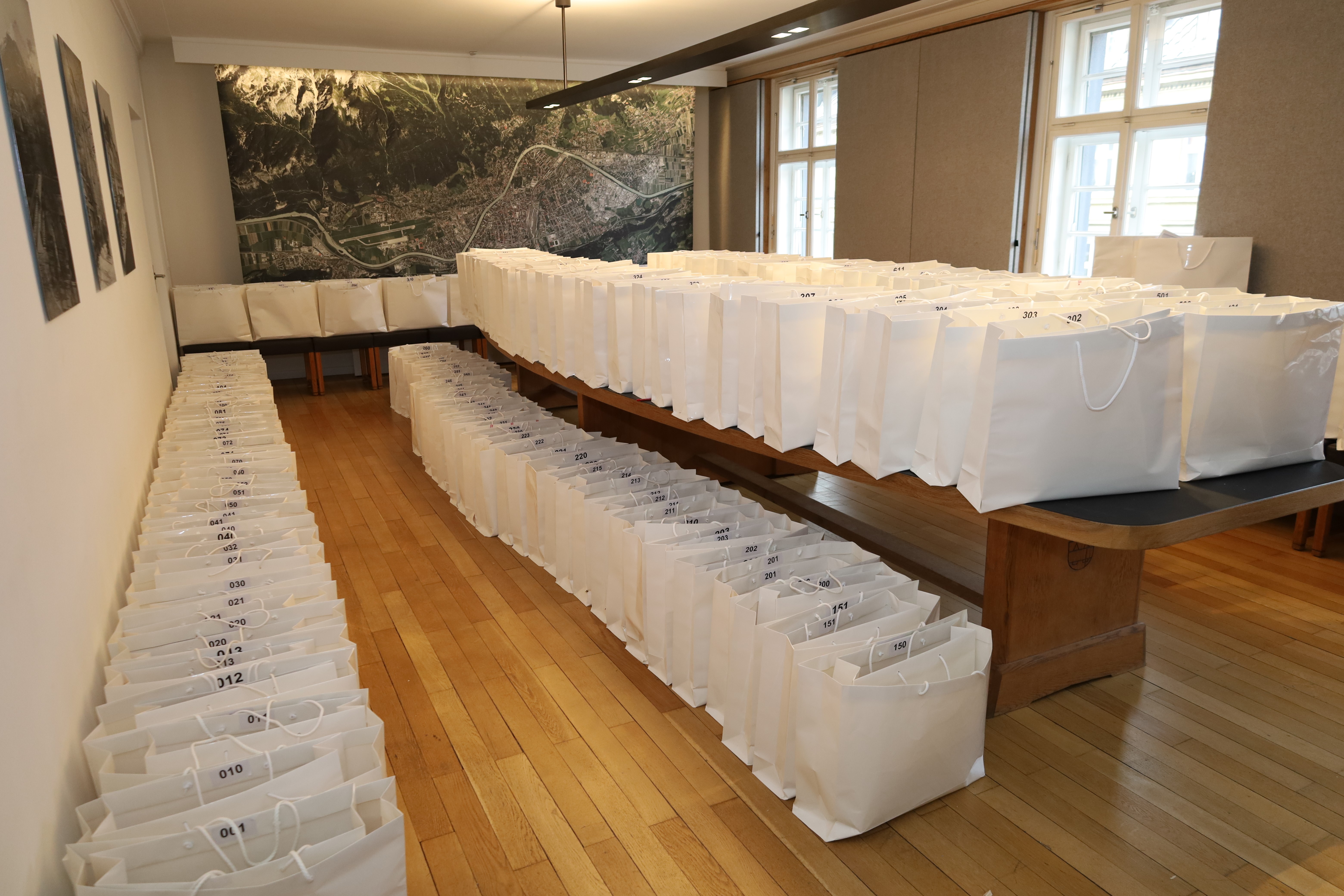 Der Countdown für die Innsbruck Wahlen 2024 läuft auf Hochtouren: Die Unterlagen für die 154 Sprengel wurde gestern vorbereitet.