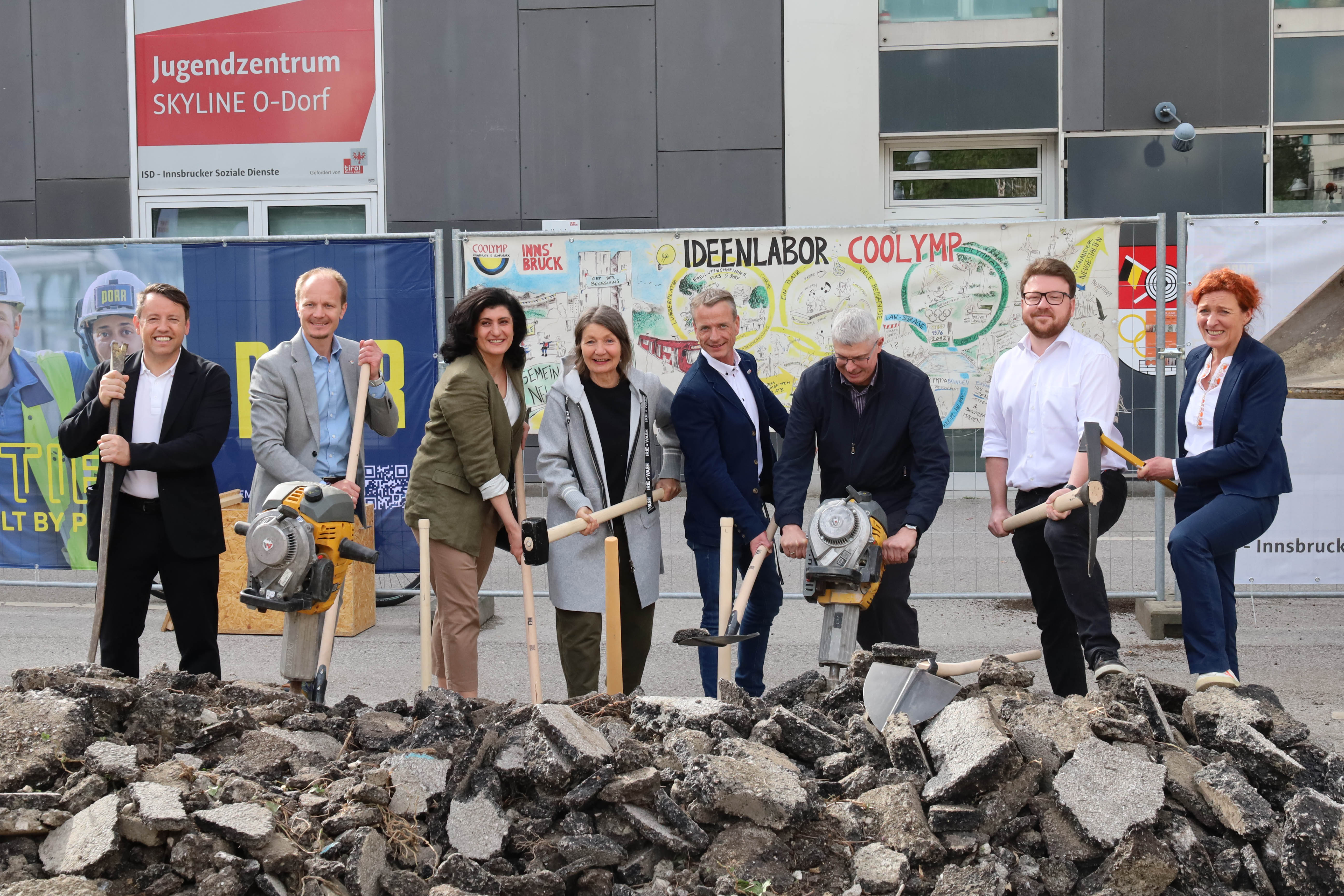 IIG-Geschäftsführer Franz Danler (l.), Stadträtin Uschi Schwarzl (4.v.l.) und die politische COOLYMP-Steuerungsgruppe, bestehend aus (v.l.n.r.) Gemeinderat Johannes Anzengruber, Landtagsabgeordneter Zeliha Arslan, Gemeinderat Christoph Kaufmann, Gemeinderat Andreas Kunst und Gemeinderat Benjamin Plach mit Projektleiterin Christine Schermer (r.) beim feierlichen Baustart.