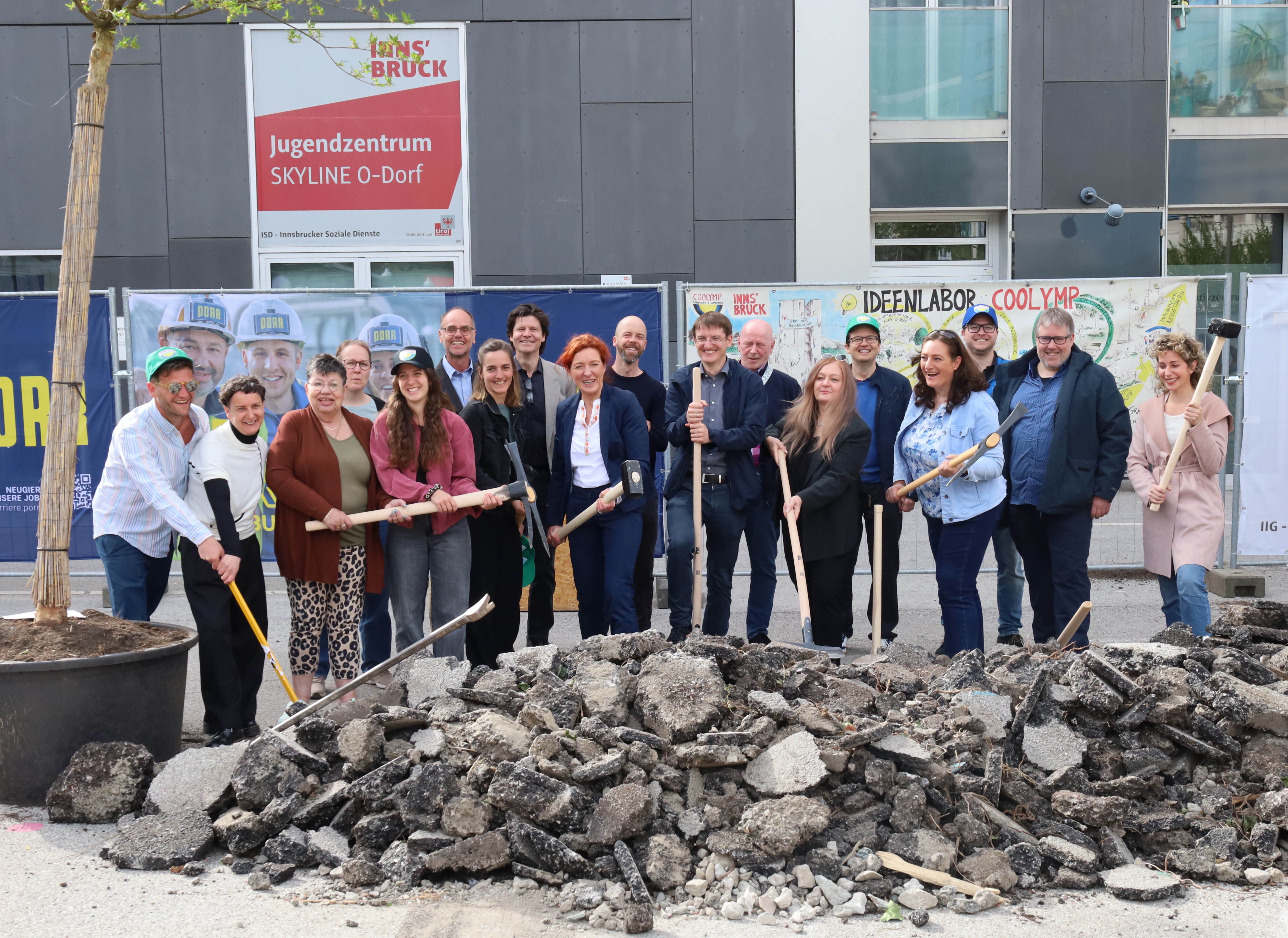 Manfred Kleidorfer (2.v.r.) und Yannick Back (3.v.r.) sind verantwortlich für die wissenschaftliche Begleitung im COOLYMP-Team.