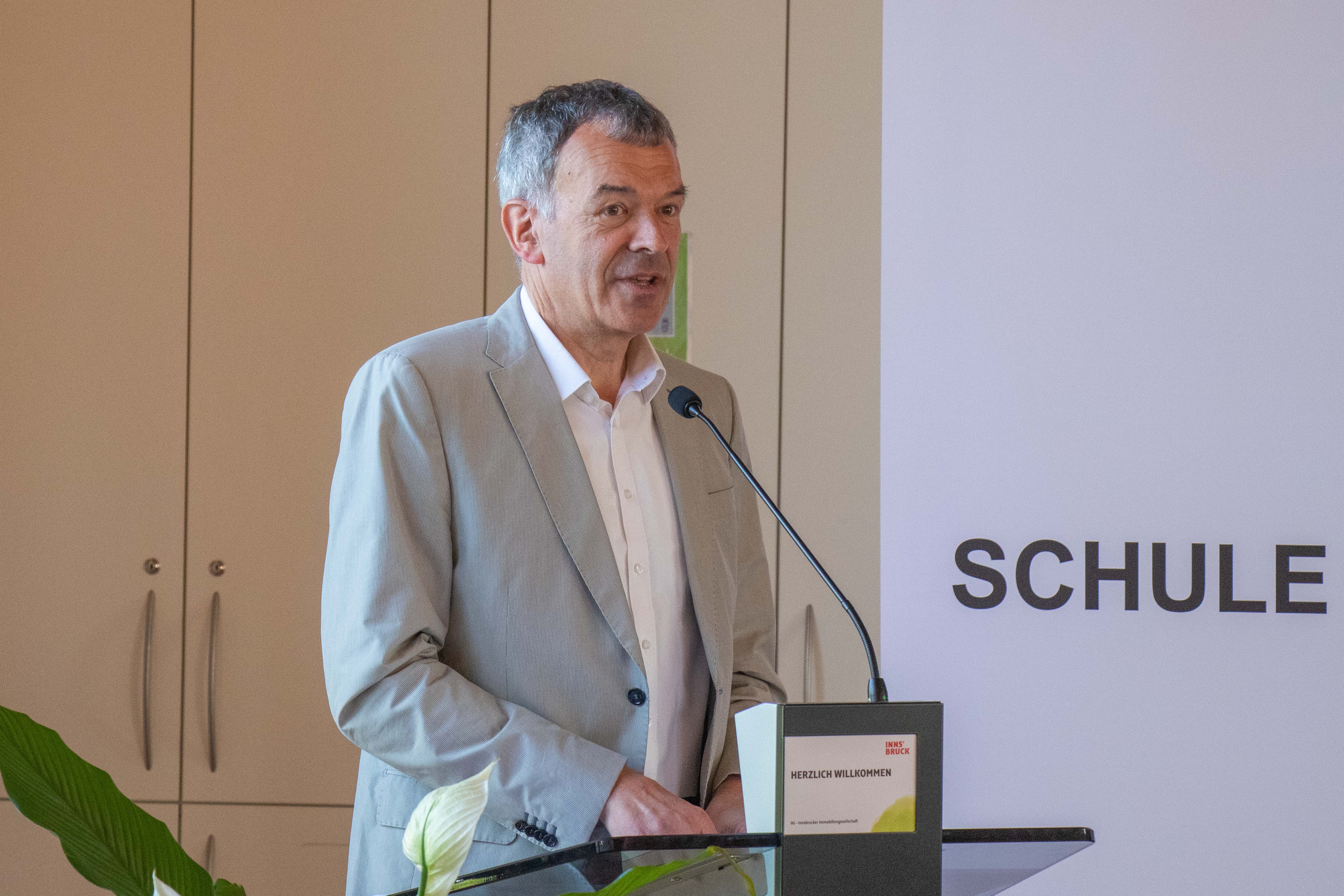 Bürgermeister Georg Willi, selbst ehemaliger Schüler der VS Allerheiligen, freute sich mit den Kindern über das zusätzliche Raumangebot. Anfangen von Musik- und Lernräumen bis hin zu einem großzügigen Speisesaal.