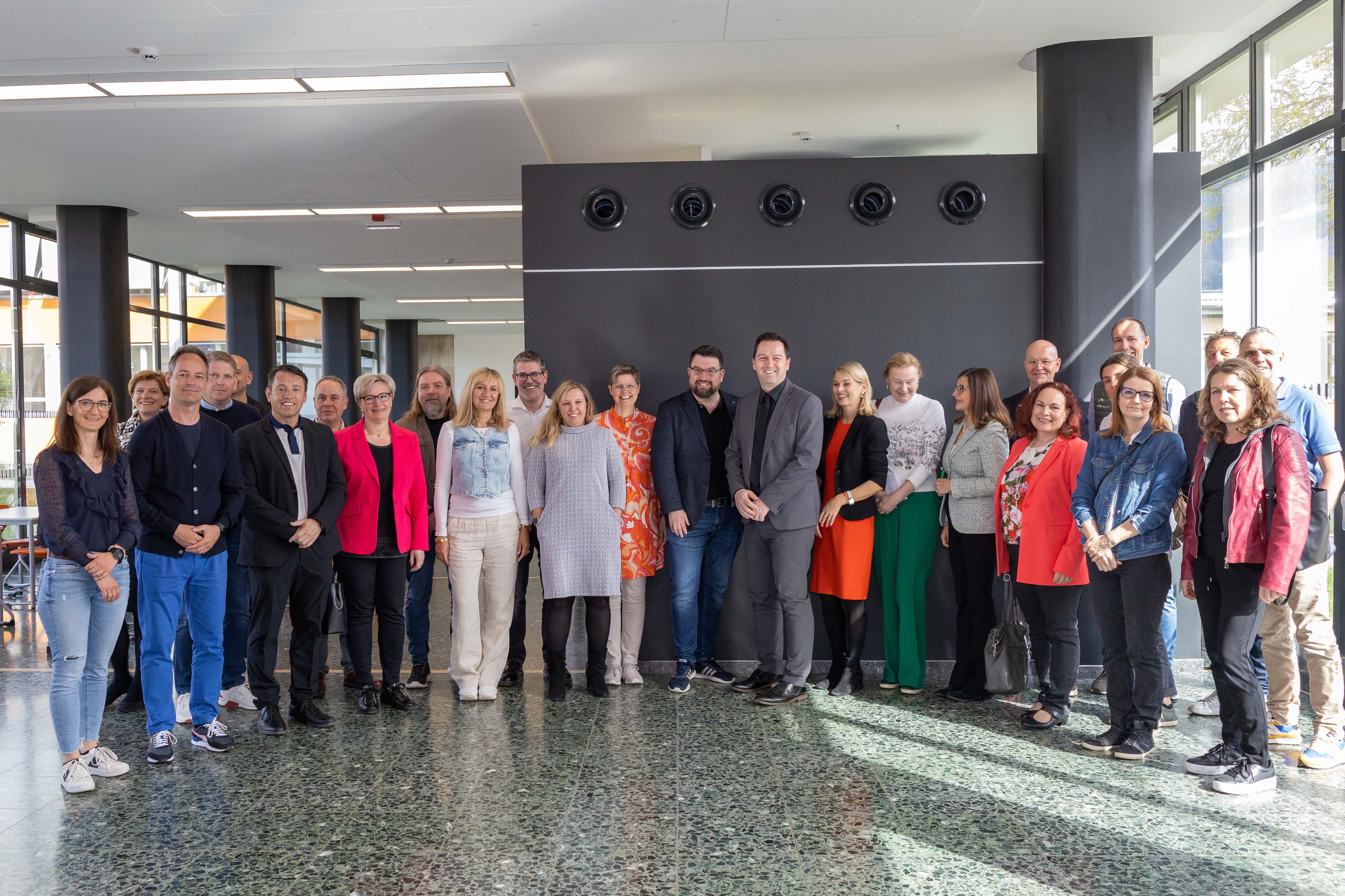 Im Anschluss der Feierlichkeiten folgte ein kurzer Rundgang durch den zuletzt sanierten Teil der Schule.