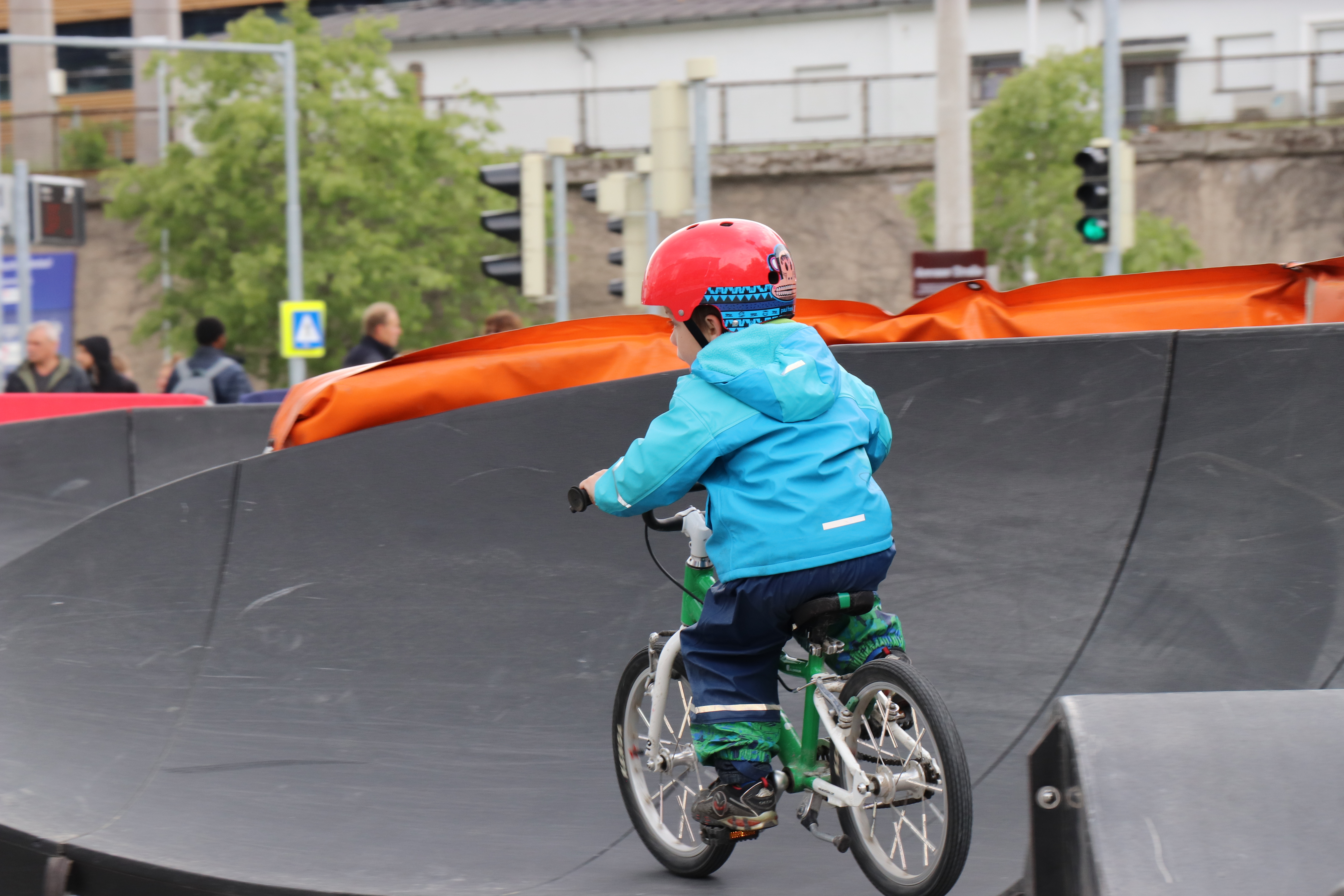 Spaß garantiert: Für kleine und große Radsport-Fans steht bis 18. Mai vor dem Sillpark ein Pumptrack zur Verfügung.