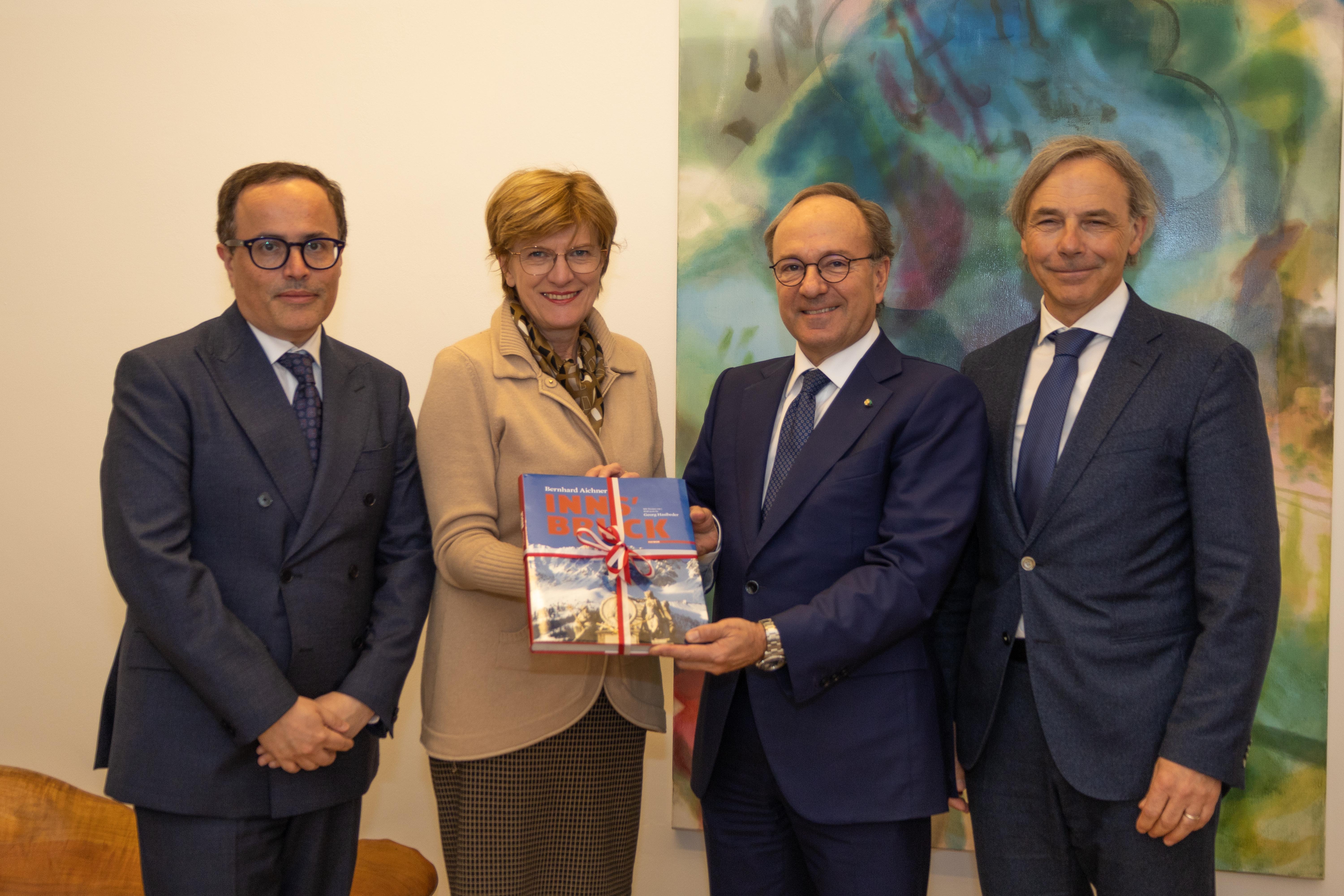 Die für Außenbeziehungen ressortverantwortliche Stadträtin Christine Oppitz-Plörer hatte kürzlich die Ehre, den neuen italienischen Botschafter in Wien, Giovanni Pugliese, gemeinsam mit Botschaftsrat Gabriele De Stefano im Innsbrucker Rathaus zu empfangen. Dabei wurde die Bedeutung des Dialogs zwischen den beiden Nachbarländern sowie die Bereitschaft zur Kooperation und Zusammenarbeit betont. Überdies wurden Themen wie Transitverkehr, der Brenner-Basistunnel, Tourismus, Integration und der Fachkräftemangel erörtert.

Der 1962 in Sydney geborene Diplomat Giovanni Pugliese kann auf eine beeindruckende Karriere zurückblicken. Unter anderem leitete er die Presse- und Kommunikationsabteilung des italienischen Außenministeriums. Zuvor war er von 2018 bis 2019 diplomatischer Berater des Ministers für wirtschaftliche Entwicklung, Arbeit und Sozialpolitik und stellvertretender Ständiger Vertreter Italiens bei der Europäischen Union in Brüssel.