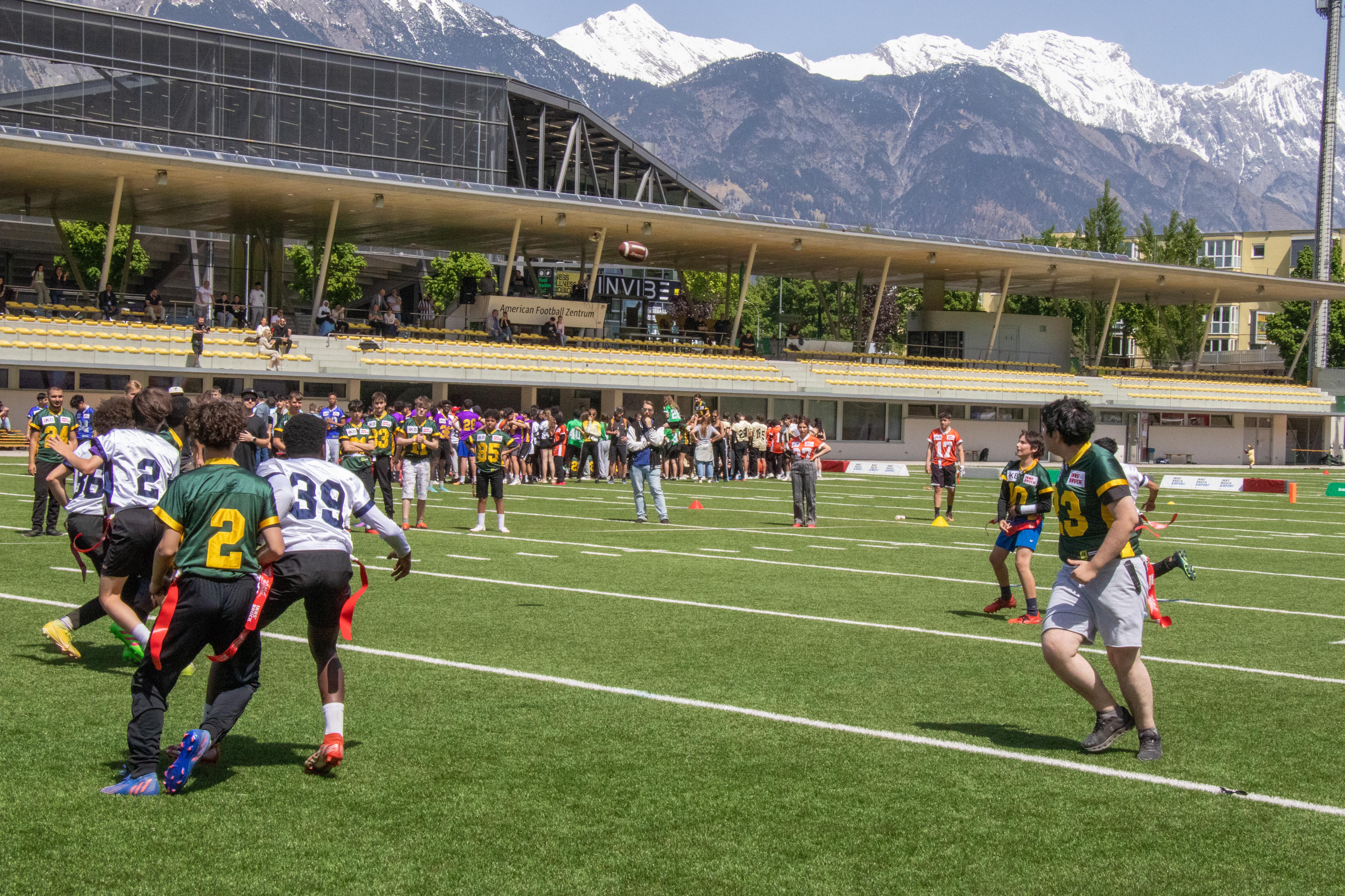 Das Halbfinale zwischen den Mittelschulen O-Dorf (weiß) und Leopoldstraße (grün) ging in die Overtime. Am Ende setzten sich die Burschen vom Olympischen Dorf durch und freuten sich über den Finaleinzug.