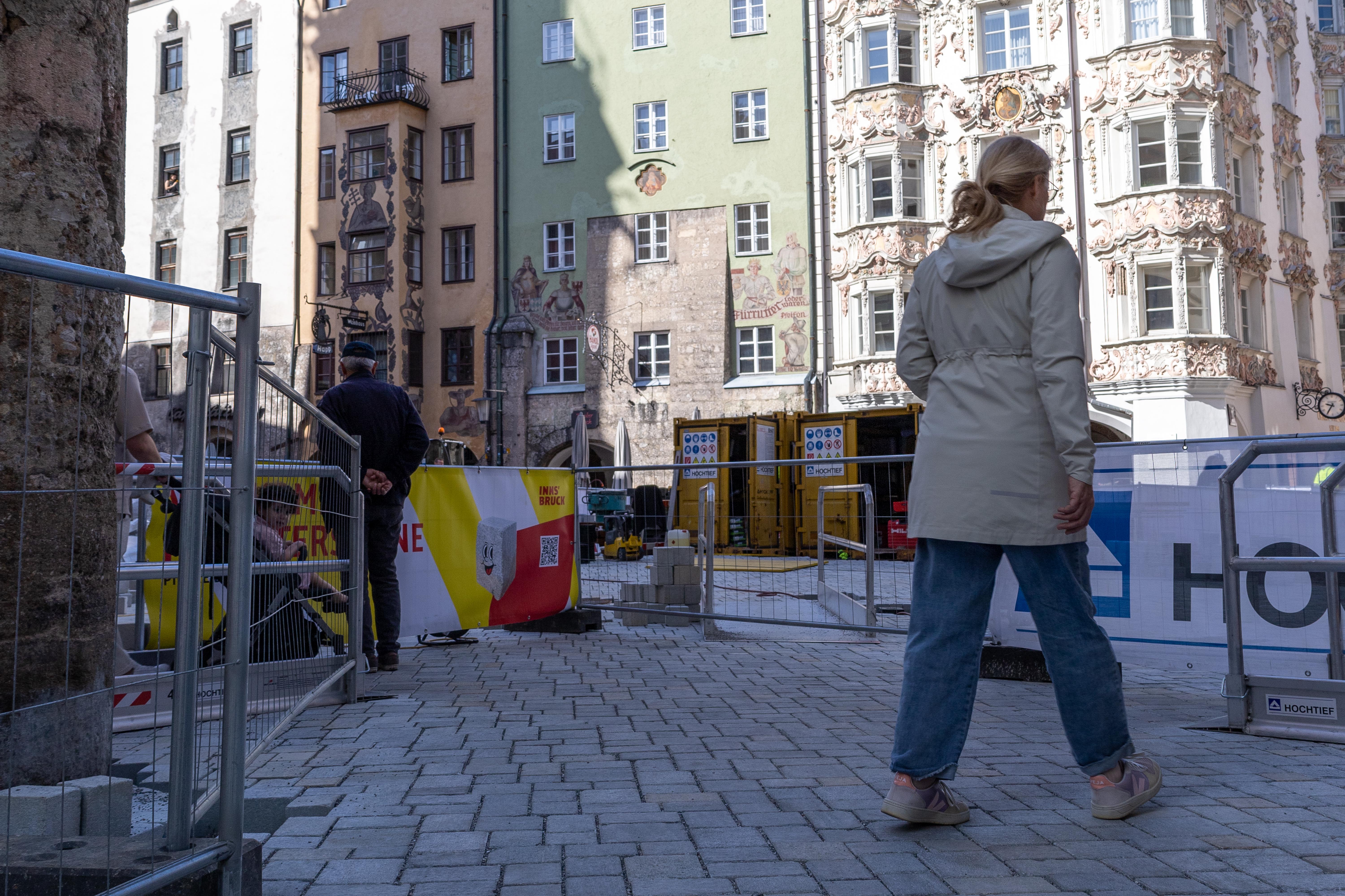 Schritt für Schritt gehen die Arbeiten in der Innsbrucker Altstadt voran. Betriebe sind zugänglich und die Gastgärten haben geöffnet.