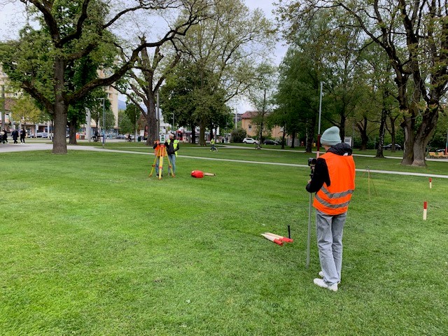 Im Rapoldipark konnten die Mädchen in den Job des Vermessungstechnikers reinschnuppern.