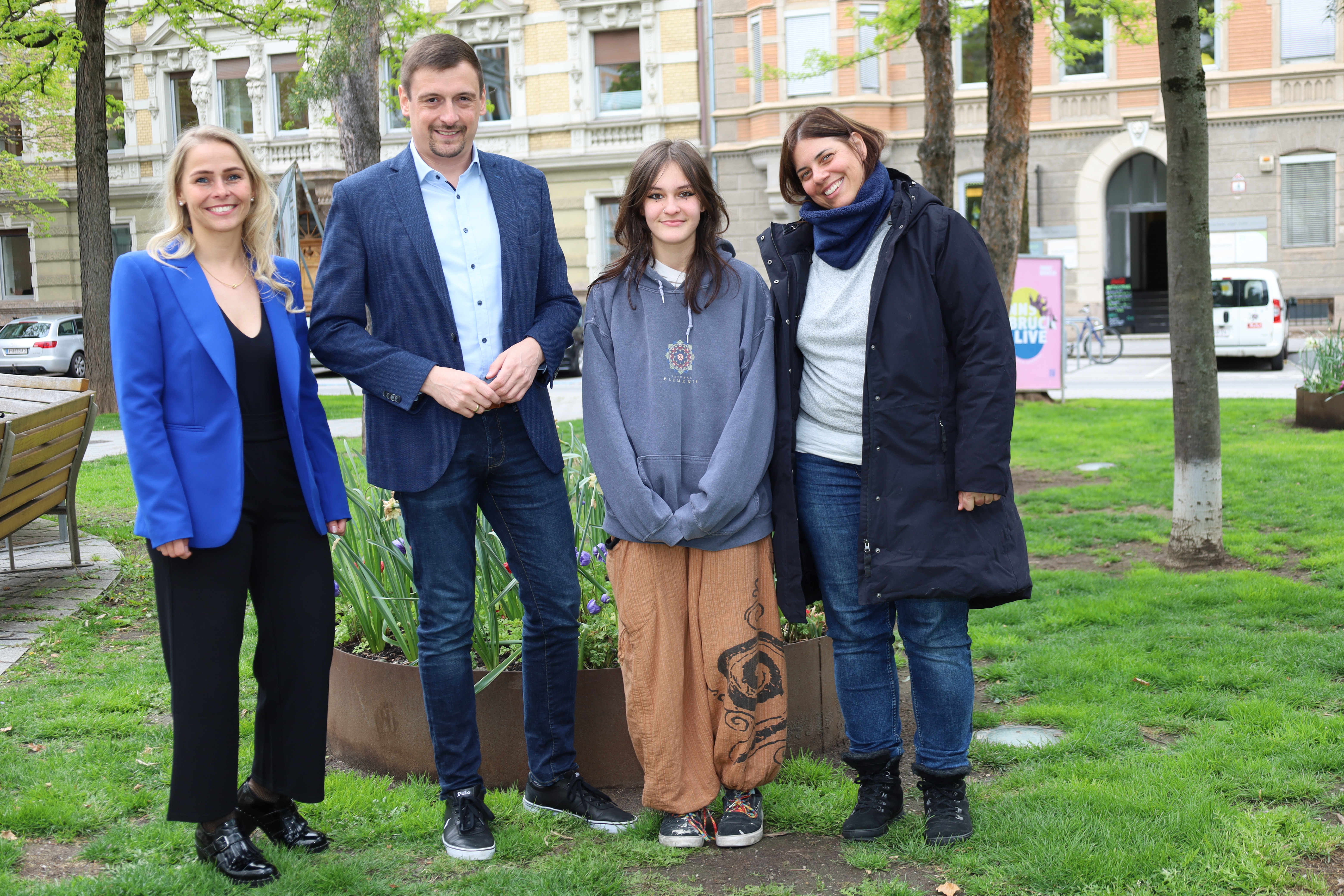Bewältigen gemeinsam die Herausforderungen des Pflegealltags: Stefanie Hofmann (Dipl.-Krankenpflegerin und Heimleiterin), Michael Urschitz (städt. Pflegekoordinator), Maria Maaß (Pflegelehrling) und Simone Alber (Pflegeassistentin)
