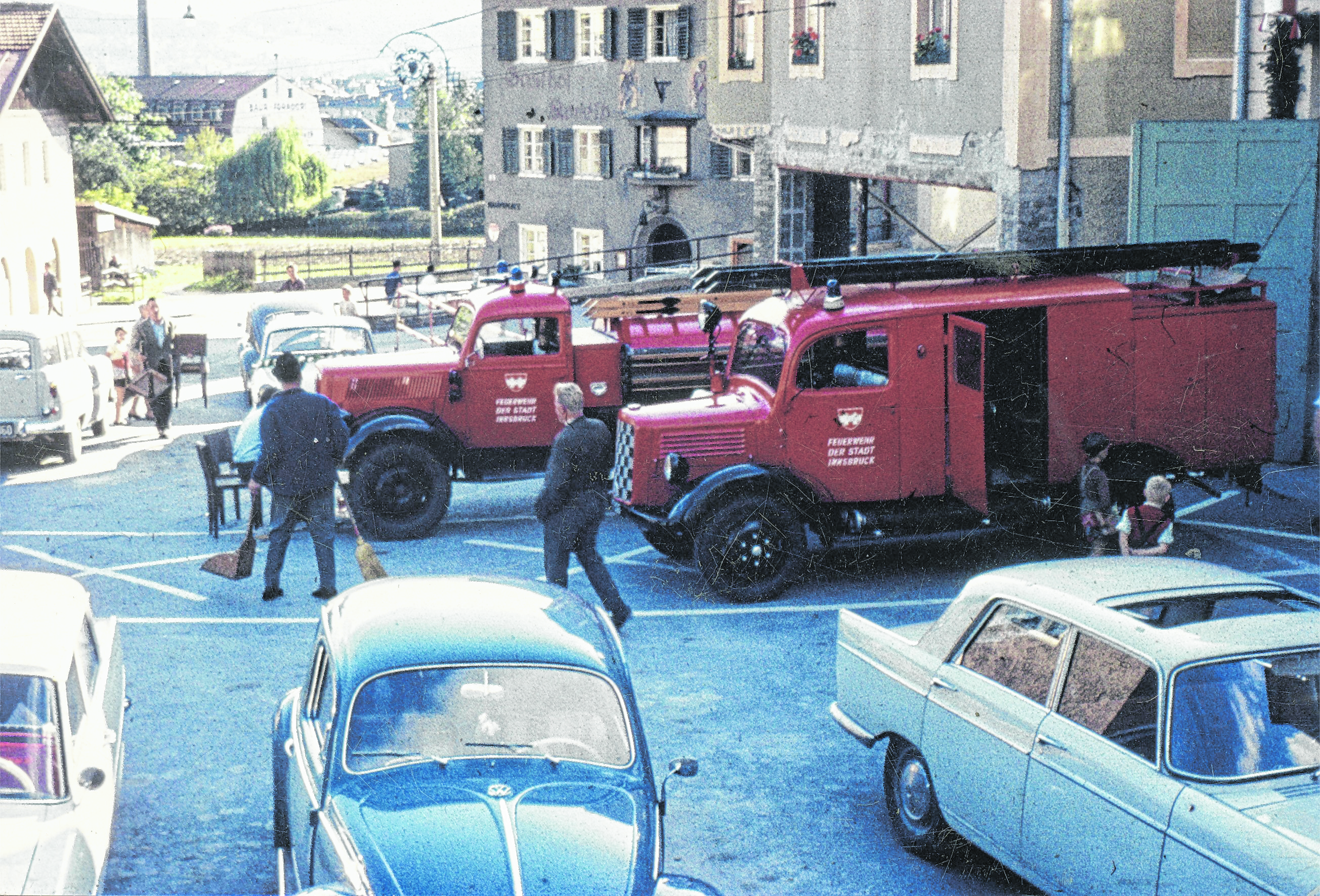 LF8 und TLF – beide Opel Blitz – bei der 90-Jahr-Feier 1964 vor der Feuerwache