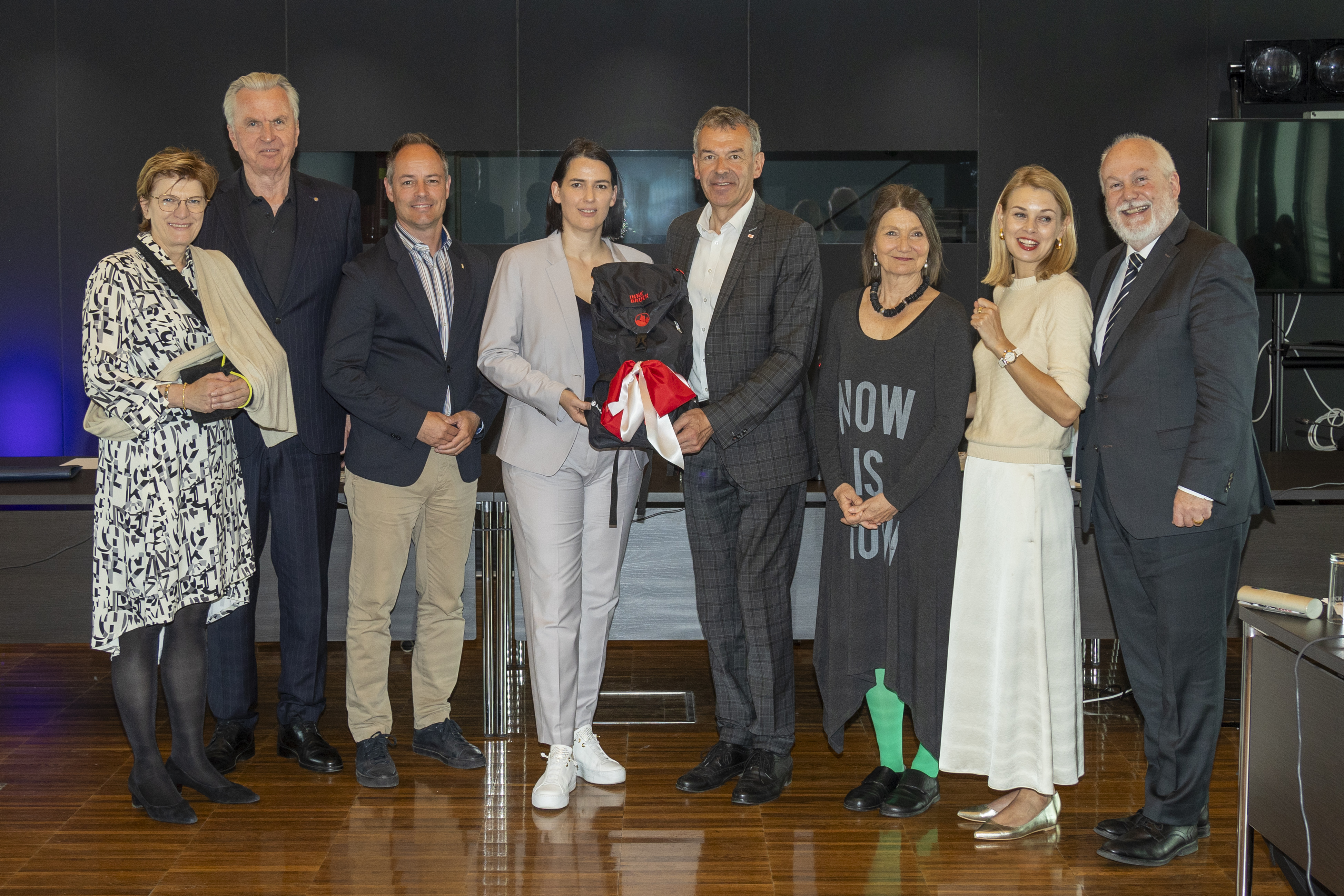 In der letzten Sitzung der Gemeinderatsperiode 2018-2024 zog MMag.a Barbara Thaler, MEP (4.v.l.) Bilanz nach fünf Jahren Europäisches Parlament und veranschaulichte anhand praktischer Beispiele - etwa aus den Themenbereichen Technologie, Tourismus oder Energie - Gesetzgebungsprozesse auf europäischer Ebene. Nach einer anschließenden Fragerunde im Gemeinderat überreichten die Mitglieder des Innsbrucker Stadtsenats (v.l.n.r.: Stadträtin Christine Oppitz-Plörer, Stadtrat Rudolf Federspiel, Vizebürgermeister Markus Lassenberger, Bürgermeister Georg Willi, Stadträtin Uschi Schwarzl, Stadträtin Elisabeth Mayr und Vizebürgermeister Andreas Wanker) noch ein Geschenk an die EU-Abgeordnete.