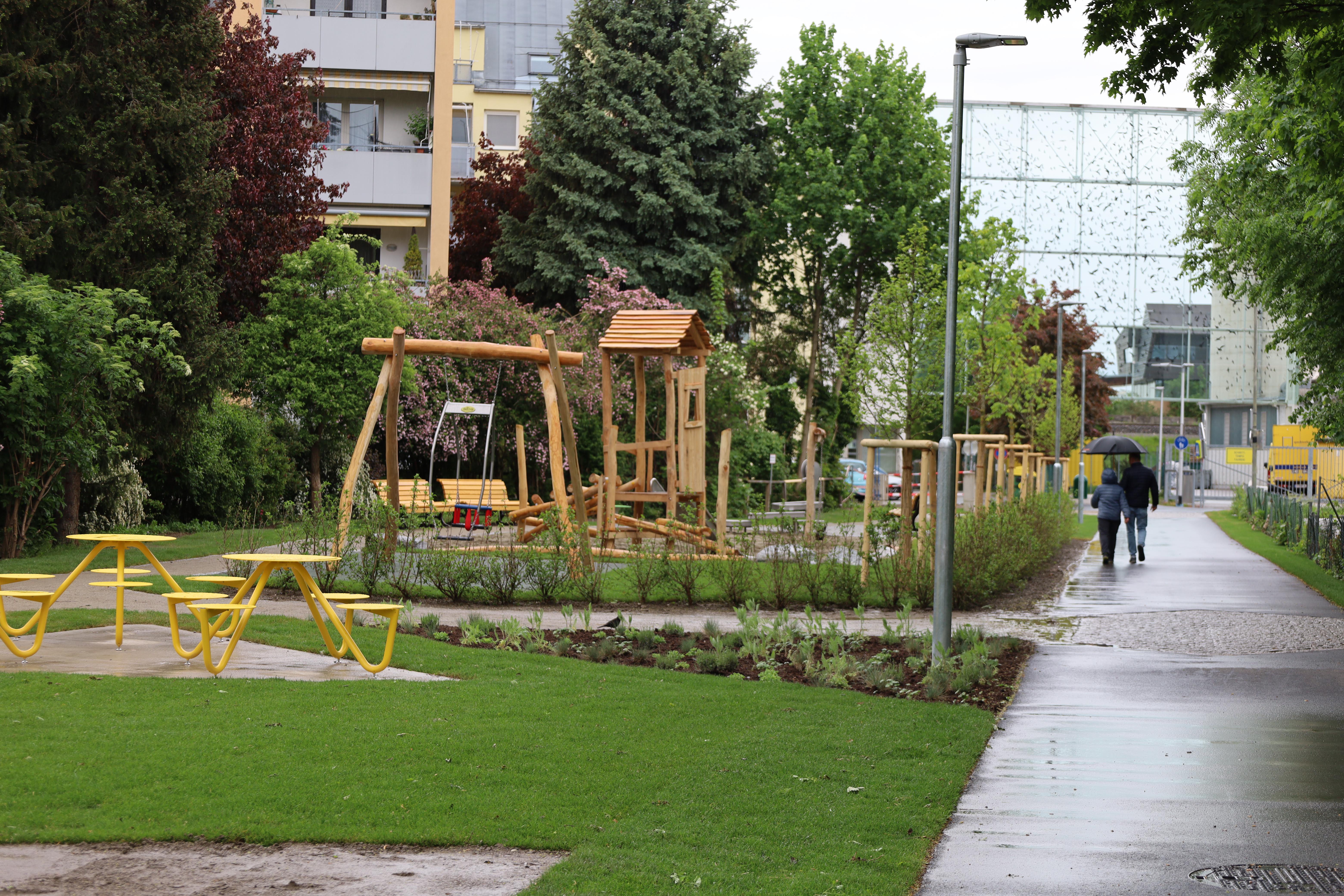 Die Grünanlage erstreckt sich im Osten bis zur Scheuchenstuelgasse. Zahlreiche Sitzgelegenheiten, großzügige Spielbereiche und eine kleine Fitnessmeile sorgen für Freizeitmöglichkeiten für Jung und Alt.