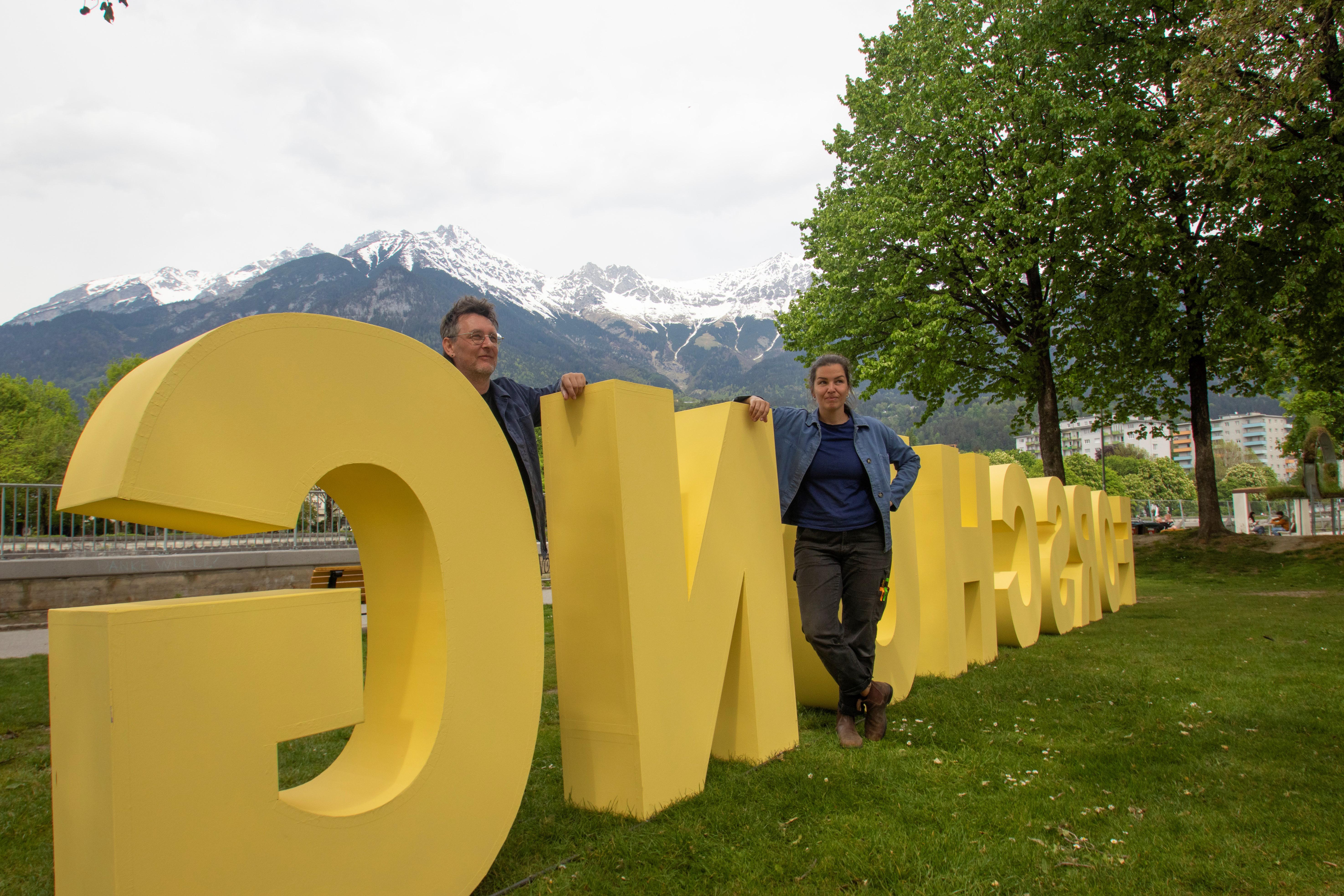 Die KünstlerInnen Christine und Andreas Pavlic beim Standort "Forschung" hinter der Universität.