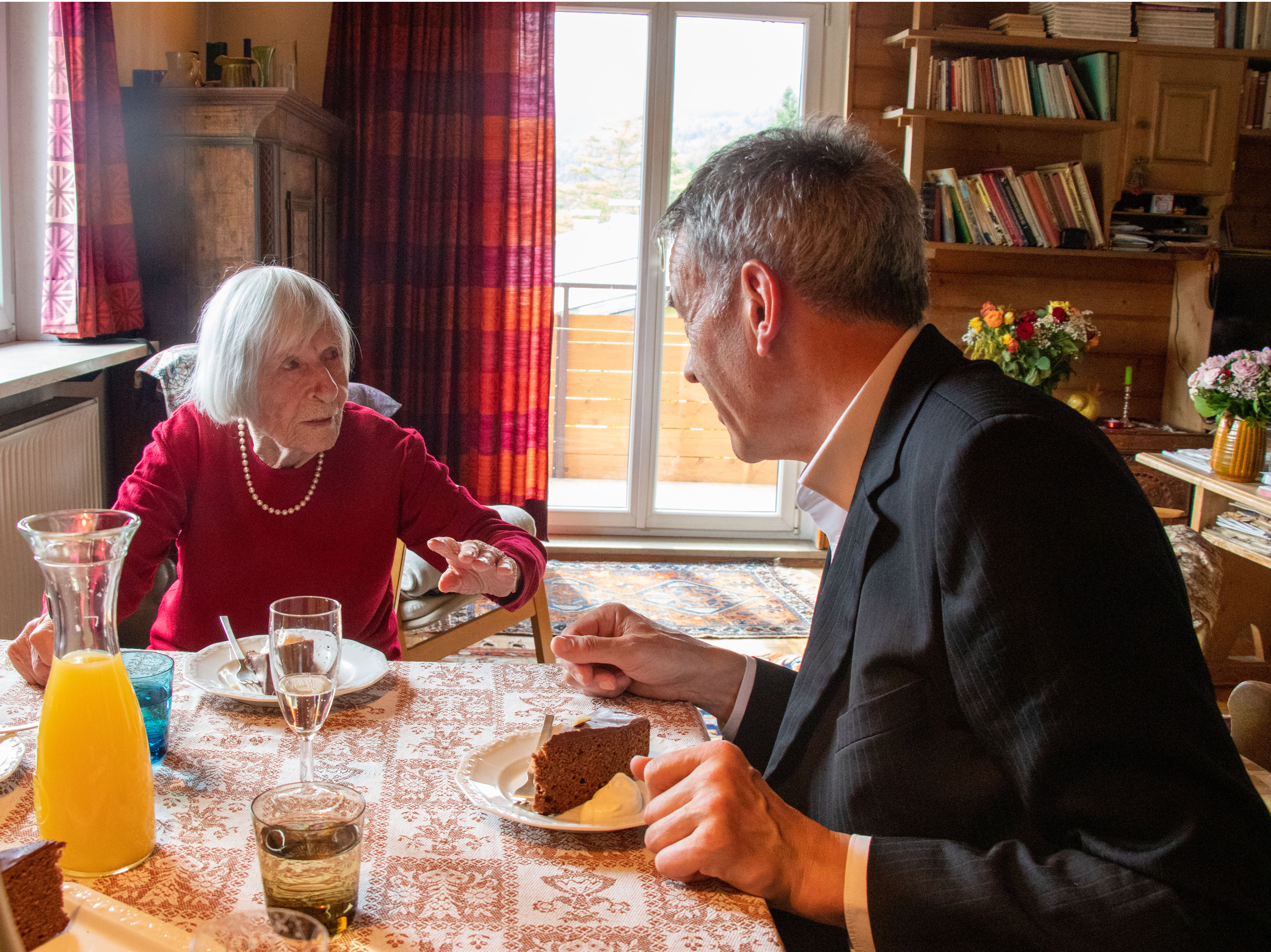 Bürgermeister Georg Willi besuchte Elisabeth Millonig in ihrer Wohnung in Arzl.