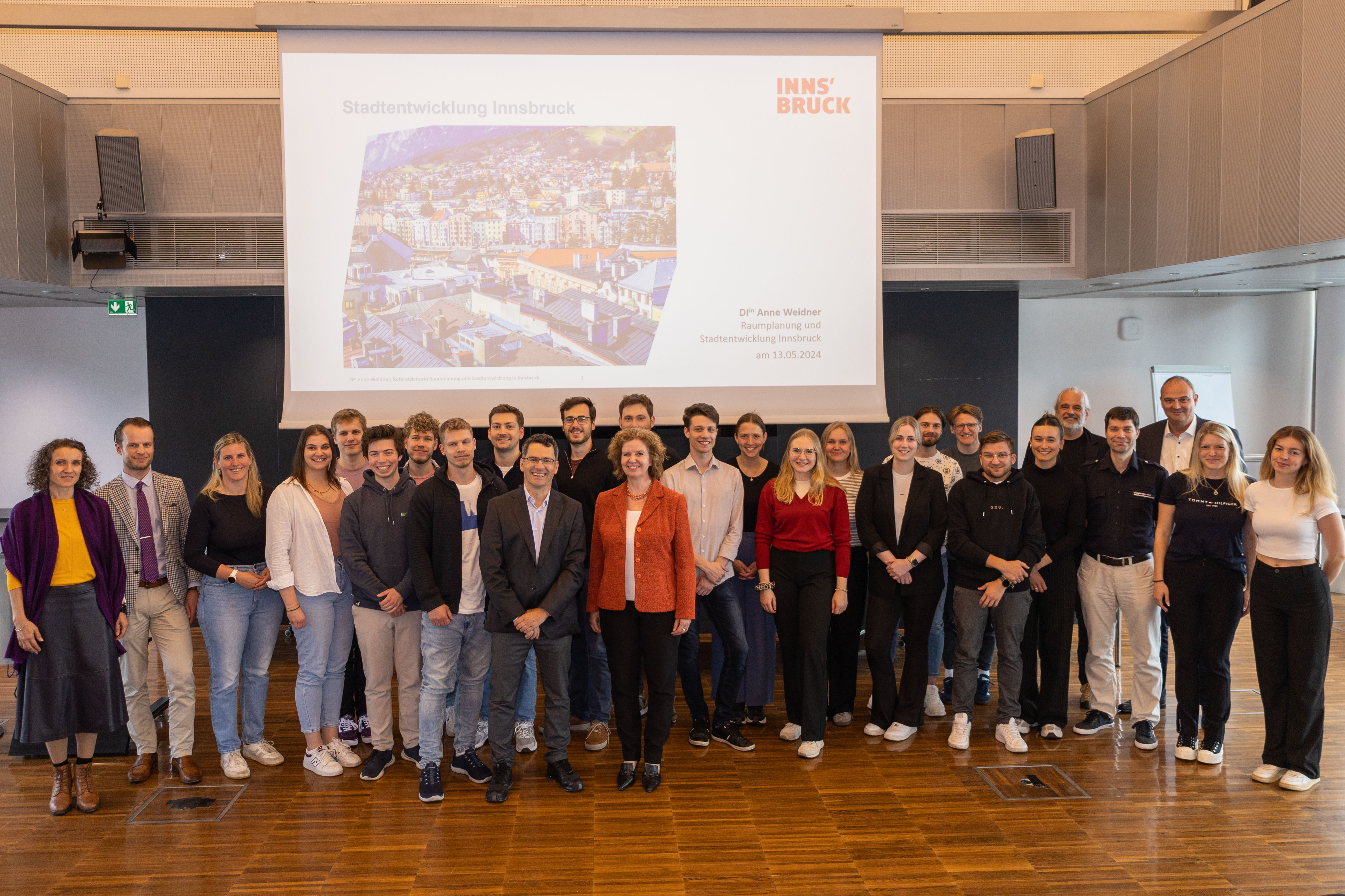 Bürgermeister Georg Willi und Magistratsdirektorin Gabriele Herlitschka empfingen Professoren und Studierende der Technischen Universität Wien im Rathaus der Tiroler Landeshauptstadt. Die Gäste erhielten einen umfassenden Einblick in die Tätigkeitsfelder des Stadtmagistrats Innsbruck. Referentin Anne Weidner (Raumplanung und Stadtentwicklung), Amtsvorstand Mathias Behmann (Stadtvermessung und Statistik) sowie Manfred Hirsch (Gebäude- und Wohnungsregister) präsentierten ihre vielseitigen Aufgabenbereiche. Dabei wurden stadtrelevante Schwerpunkte wie das Leerstands-Monitoring, Zahlen und Fakten aus dem Statistikwesen, die Nachverdichtung bestehender Wohnobjekte, Raumordnungskonzepte sowie die Schaffung von qualitativem und leistbaren Wohnraum diskutiert.