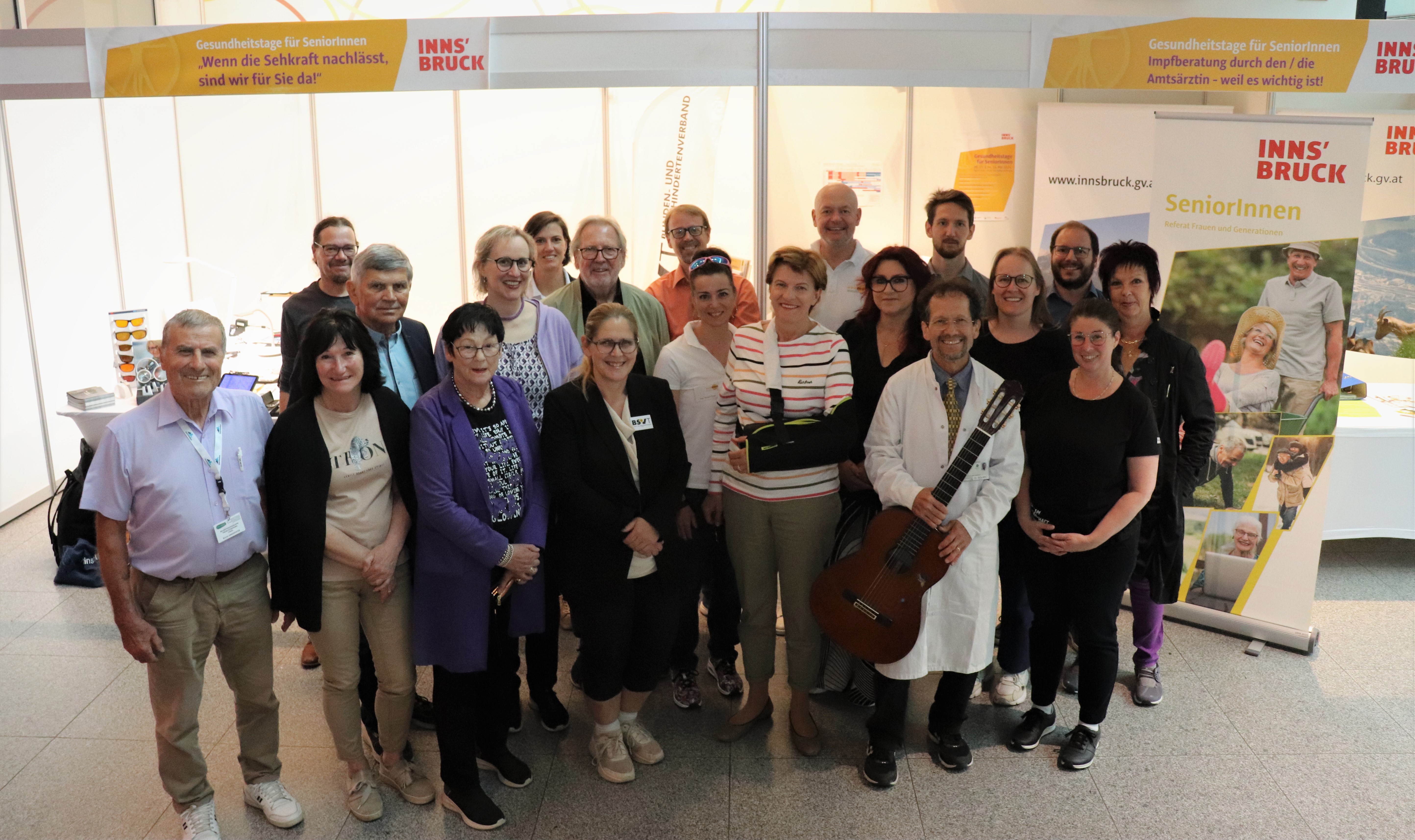 Noch heute und morgen stehen die ExpertInnen bei den Gesundheitstagen für SeniorInnen in den Rathausgalerien mit interessanten Informationen bereit. Stadträtin Christine Oppitz-Plörer (M.) machte sich ein Bild der Veranstaltung. Organisatorin Uschi Klee (2. Reihe r.) war ebenfalls vor Ort.