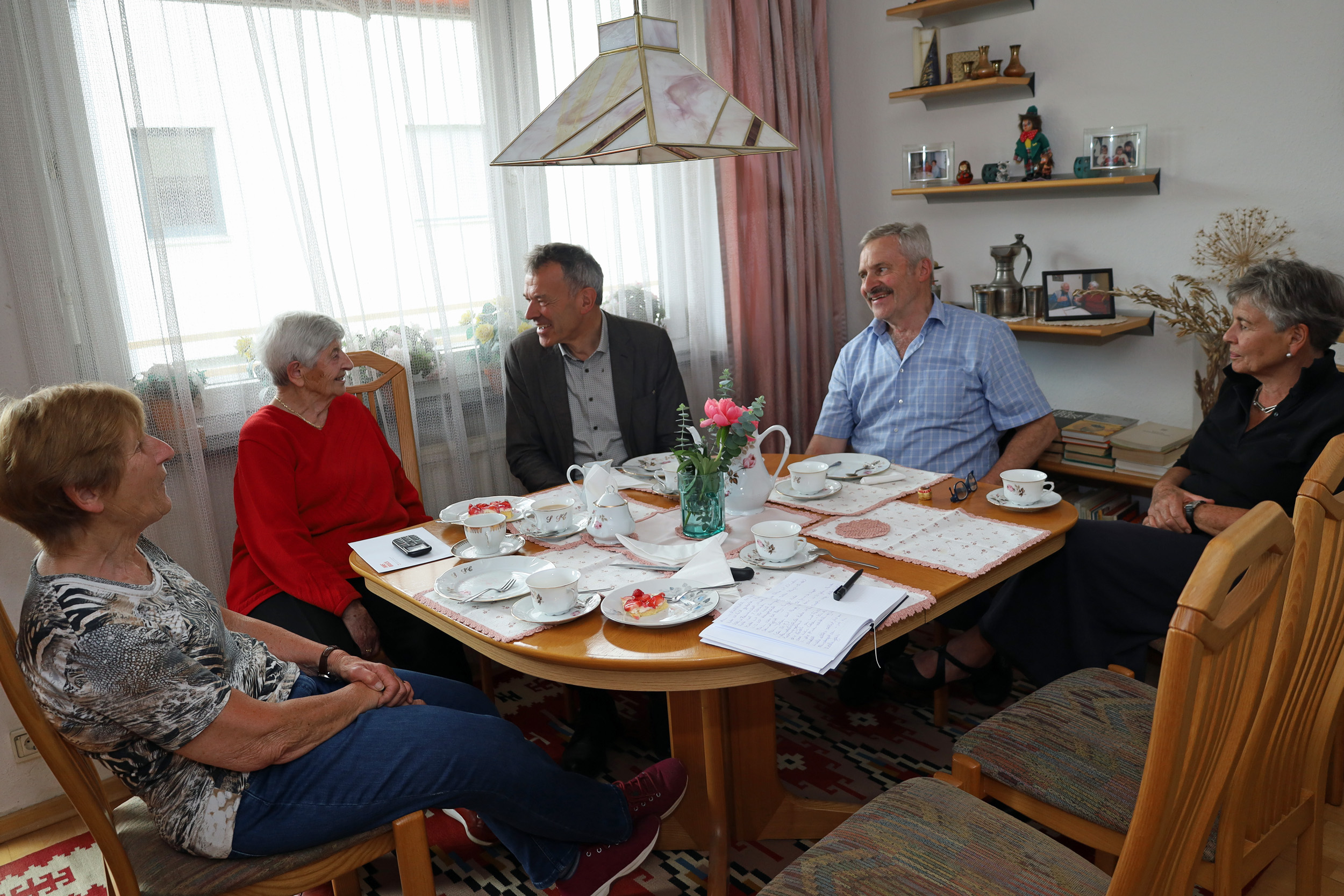 Gemeinsam mit ihrer Tochter Margit (l.), ihrer Nichte Paula (r.), deren Mann Andreas (2.v.r.) und Bürgermeister Georg Willi feierte Sophie Schipflinger ihren Hunderter.