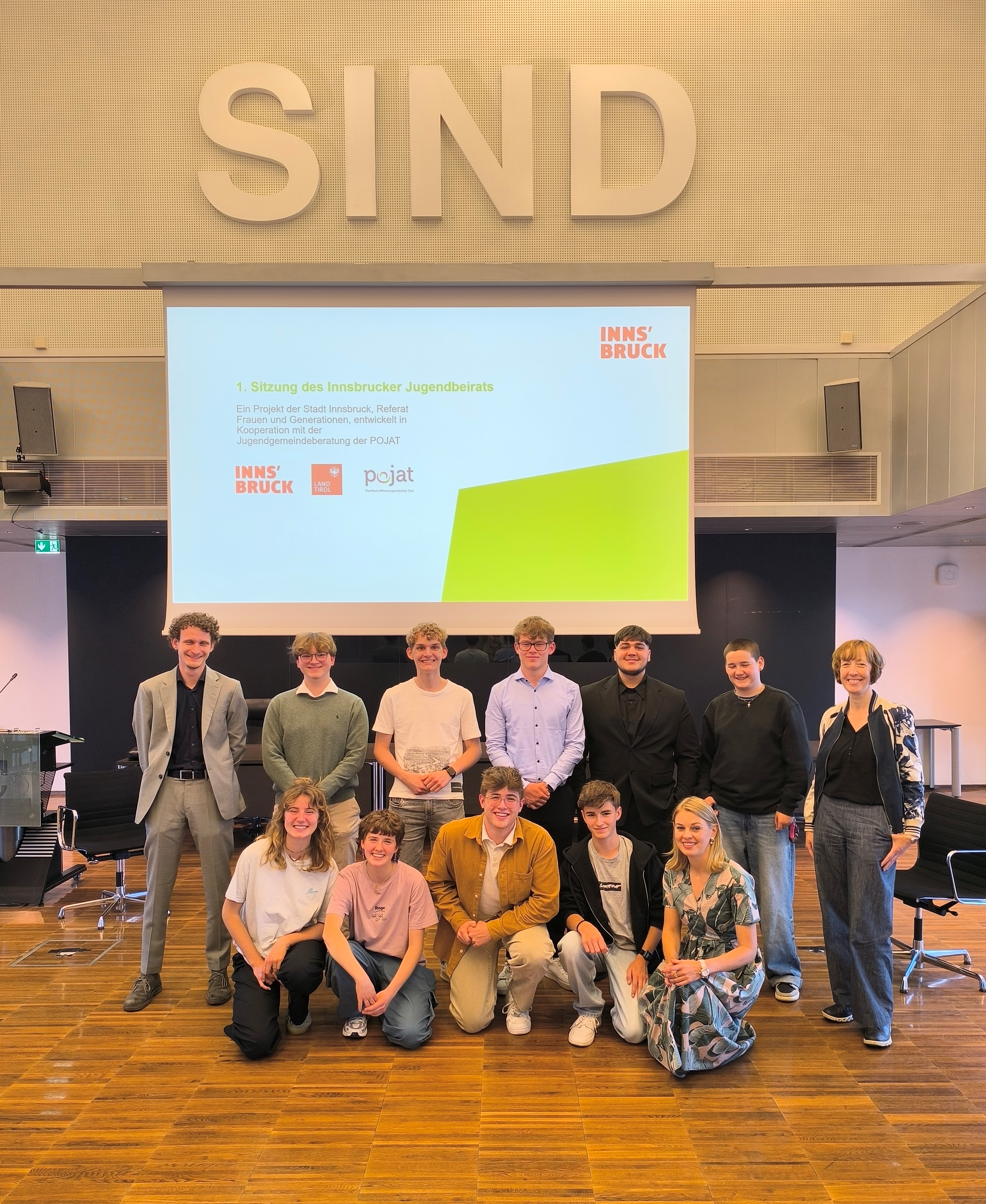 Vizebürgermeisterin Elisabeth Mayr (vorne, 1. v.r.) begrüßte die Mitglieder des neuen Jugendbeirats, Jakob Egger (Referat Frauen und Generationen, 1. v.l.) und Martina Steiner (POJAT, 1. v.r.) im Plenarsaal des Innsbrucker Rathauses.