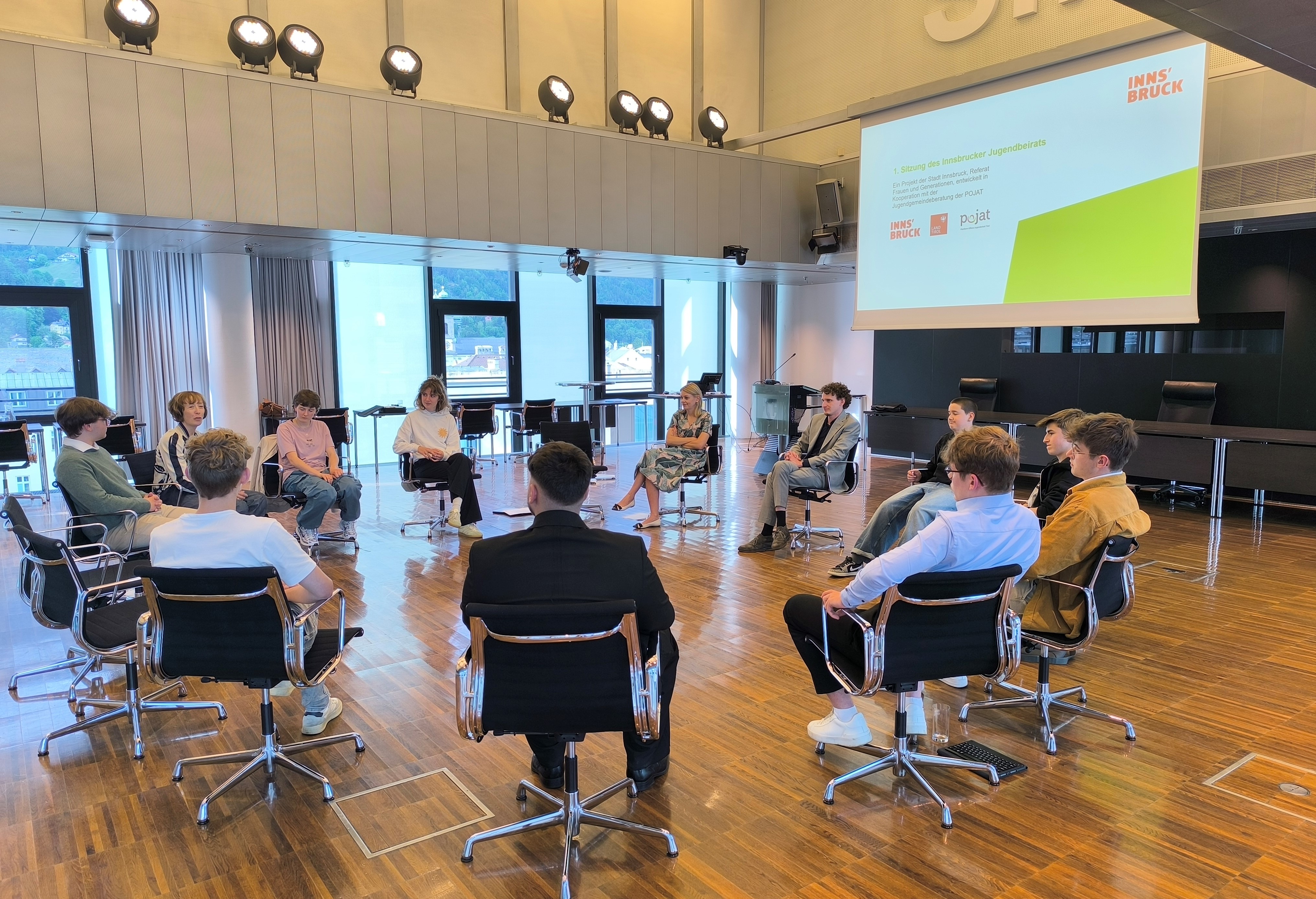 Die Mitglieder des neuen Jugendbeirats am 23. Mai mit Vizebürgermeisterin Elisabeth Mayr und Martina Steiner (POJAT) im Plenarsaal des Innsbrucker Rathauses.