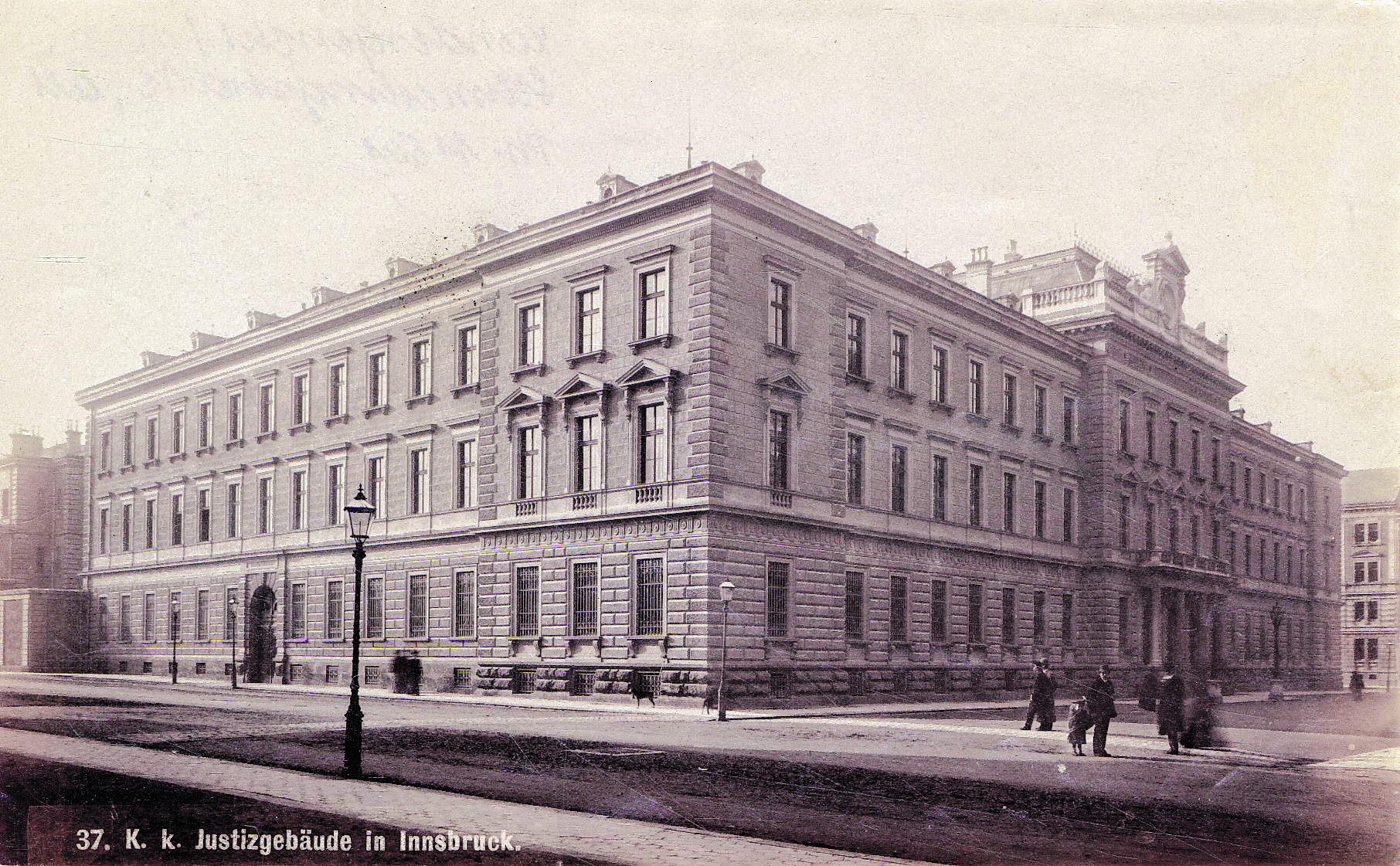Der Ort des Fluchtversuches. Das Gebäude des heutigen Landesgerichts in der Fallmerayerstraße.