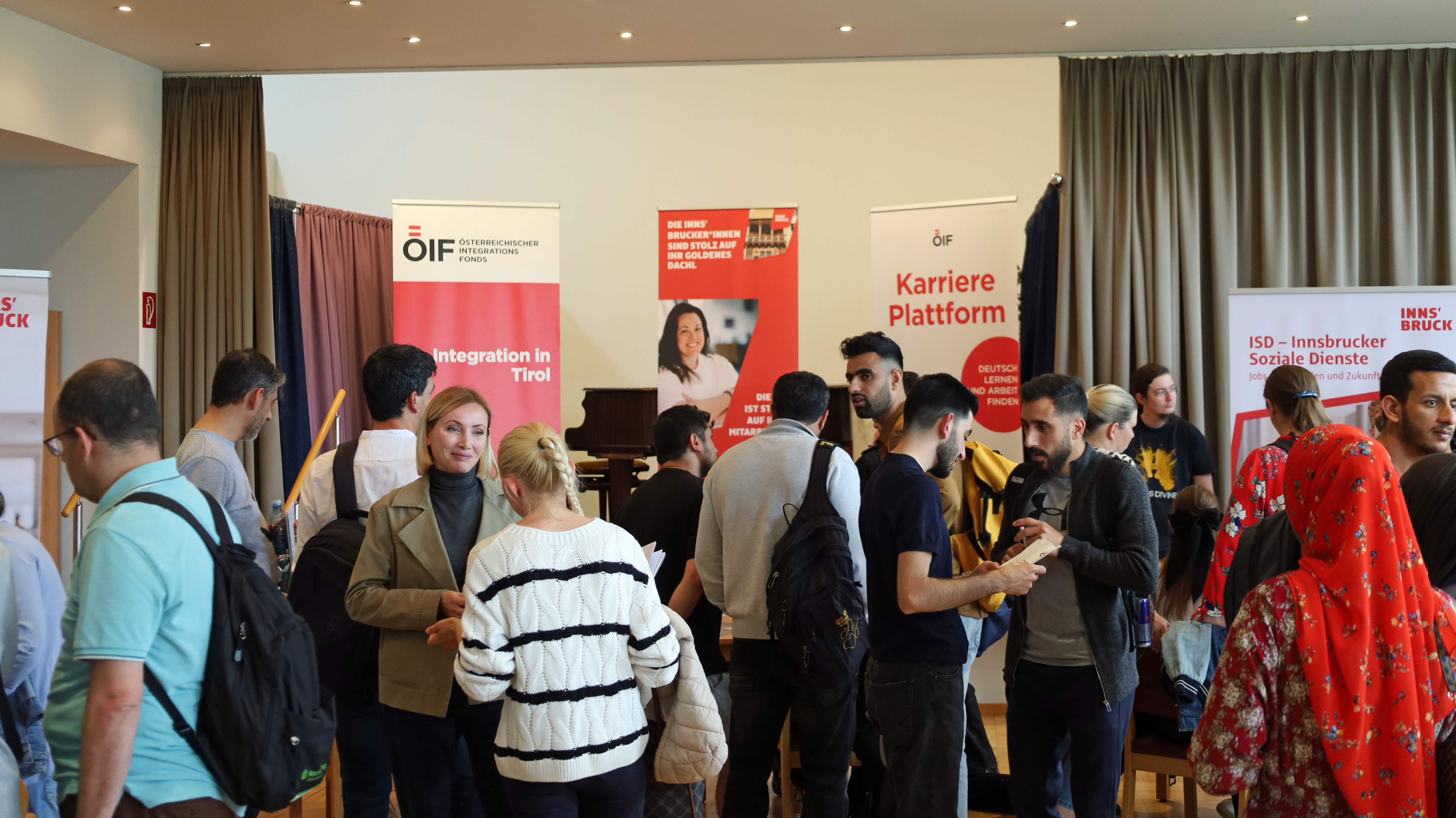 Rund 150 arbeitssuchende Vertriebene sowie Asyl- und subsidiär Schutzberechtigte konnten sich im Wohnheim Pradl mit etablierten Fachkräften austauschen.