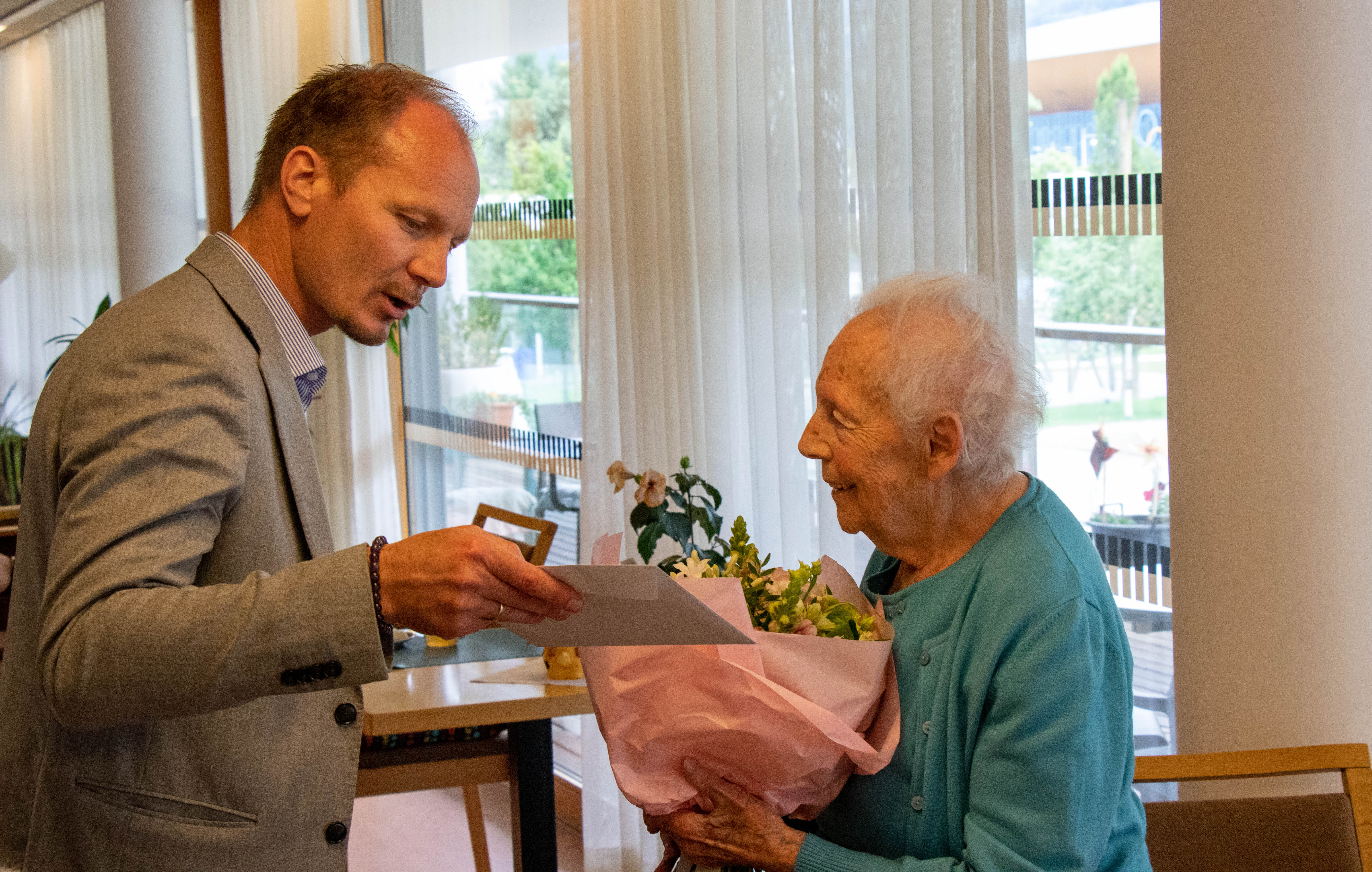 Bürgermeister Johannes Anzengruber überreichte Pauline Zettinig einen bunten Blumenstrauß sowie eine persönliche Glückwunschkarte.