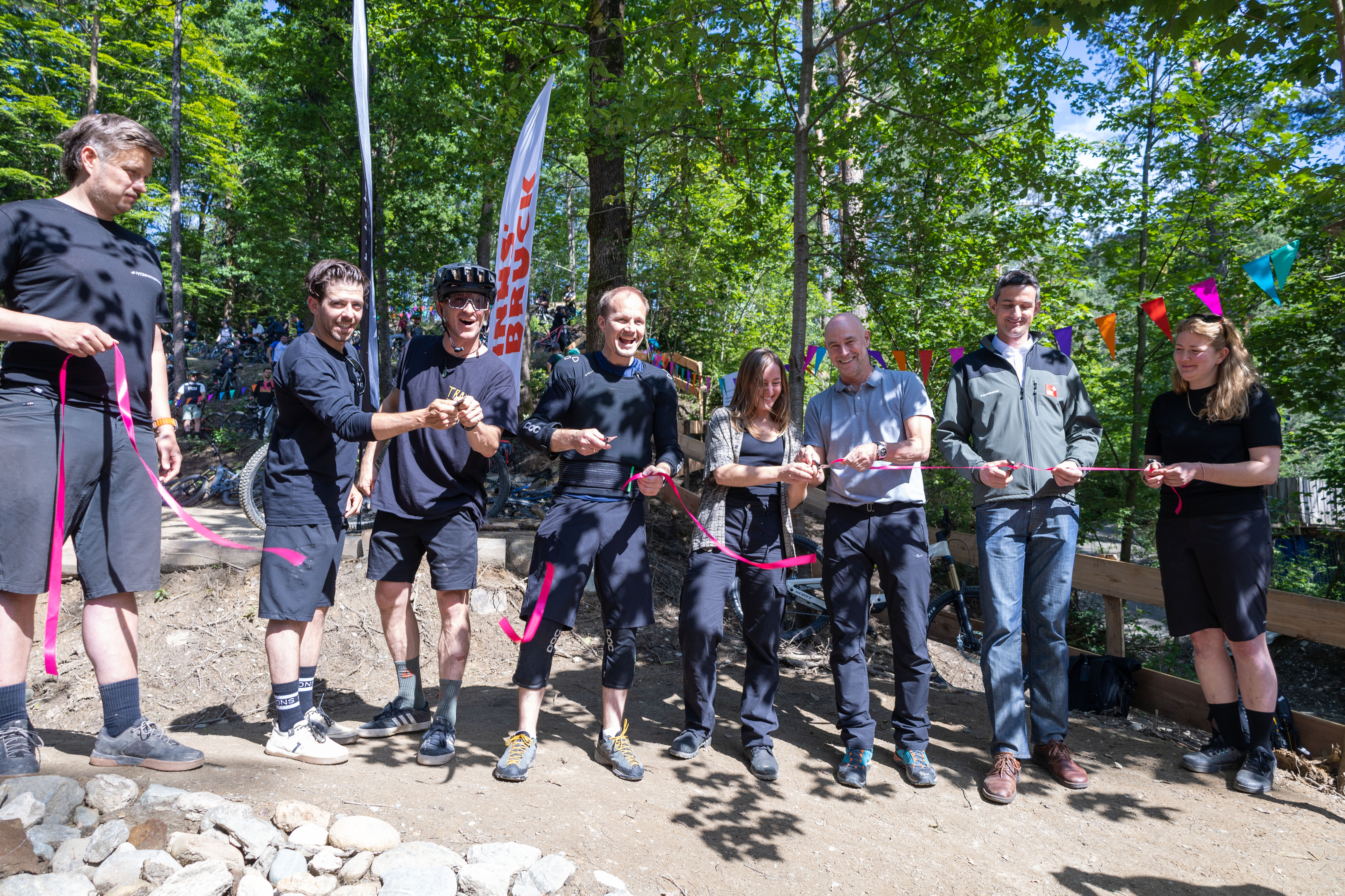 v.l.: Patrick Meraner (MTB Innsbruck), Trail Tech Geschäftsführer Rene Schnöller sowie Projektleiter Nicholas Cody Ferris Heath (Inhaber Trail Tech), Bürgermeister Johannes Anzengruber, Charlotte Eggert (Referat Natur und Erholung), Sportamtsleiter Romuald Niescher, Klaus Pietersteiner (Abteilung Waldschutz Land Tirol) und Verena Böhm-Hennes (MTB Innsbruck) eröffneten gemeinsam die sogenannten „Bichl Trails“ neben dem Freizeitzentrum Baggersee.