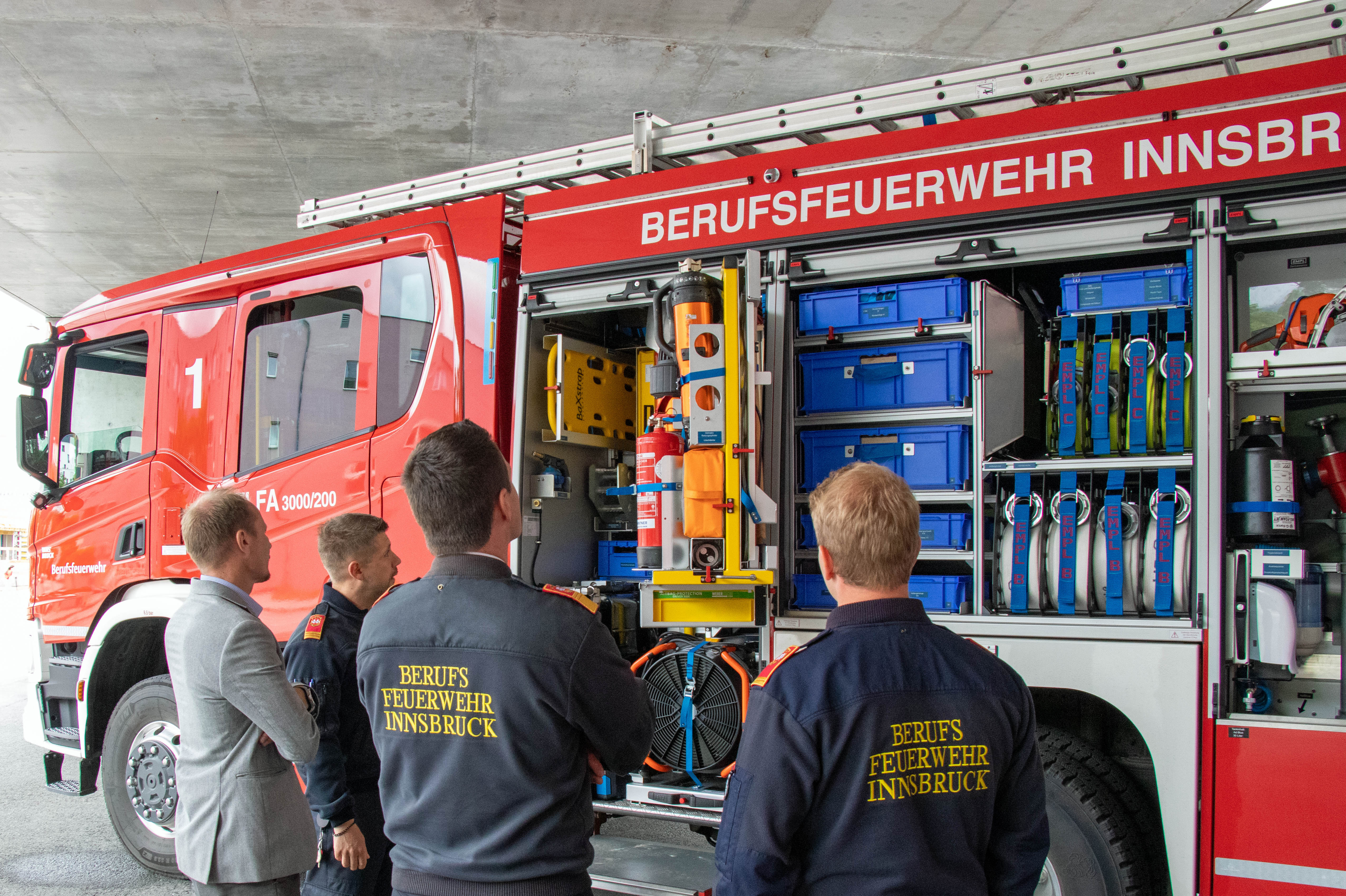 Inspektion der neuen Feuerwehrautos.