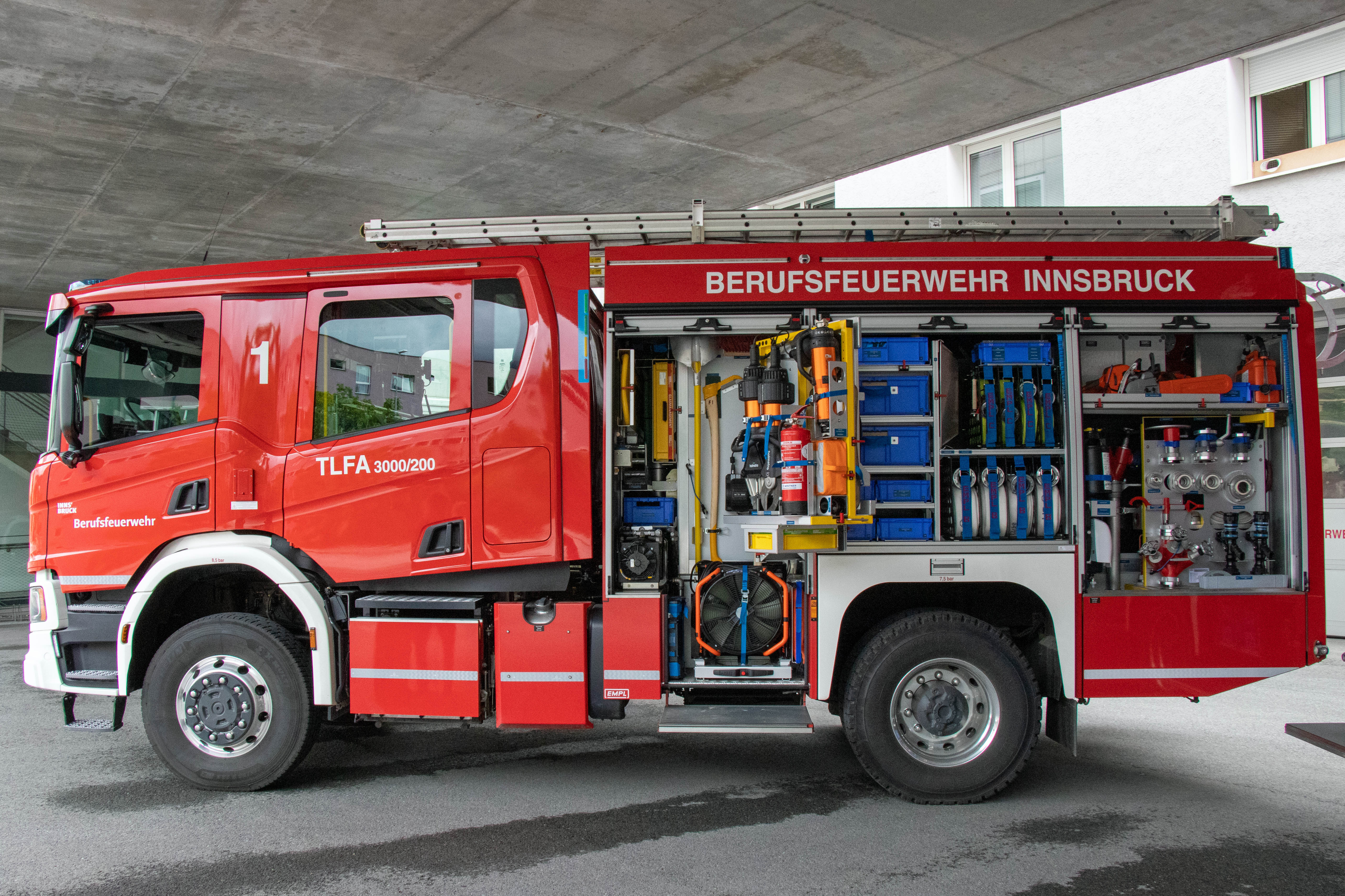 Die beiden Fahrzeuge des Modells Scania P410 fassen jeweils 3000 Liter Wasser, 200 Liter Schaum und führen modernste Ausrüstung für Brand- und technische Einsätze mit sich.