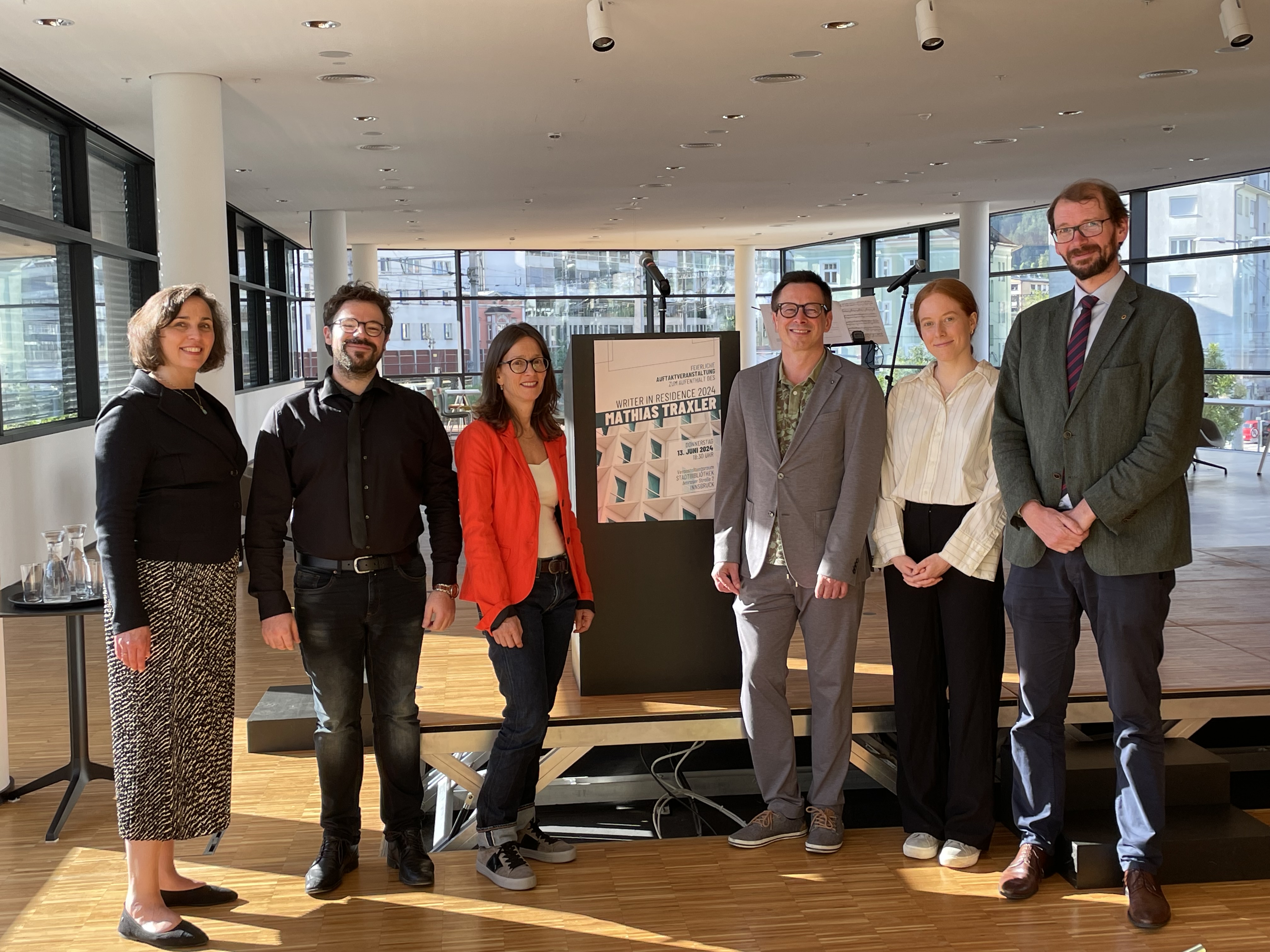 Der gebürtige Schweizer und in Berlin ansässige Autor und Übersetzer Mathias Traxler ist Writer in Residence 2024. Traxler beendet am 26. Juni seinen Aufenthalt mit einer Tandem-Lesung im Literaturhaus am Inn. Gemeinsam mit Norbert Lange wird er über Autoritätstexte vergangener Jahrhunderte improvisieren. Infos unter http://traxlerm.net/ 

Beim Auftakt in der Stadtbibliothek am 13. Juni: v.l. Katharina Walter und Marco Agnetta (Institut für Translationswissenschaften), Christina Alexandridis (Kulturamt), Mathias Traxler (Writer in Residence 2024), Yolanda Schöpf (Musikalische Begleitung Querflöte) und Jürgen Fuchsbauer (Dekan philologisch-kulturwissenschaftliche Fakultät der UNI Innsbruck)