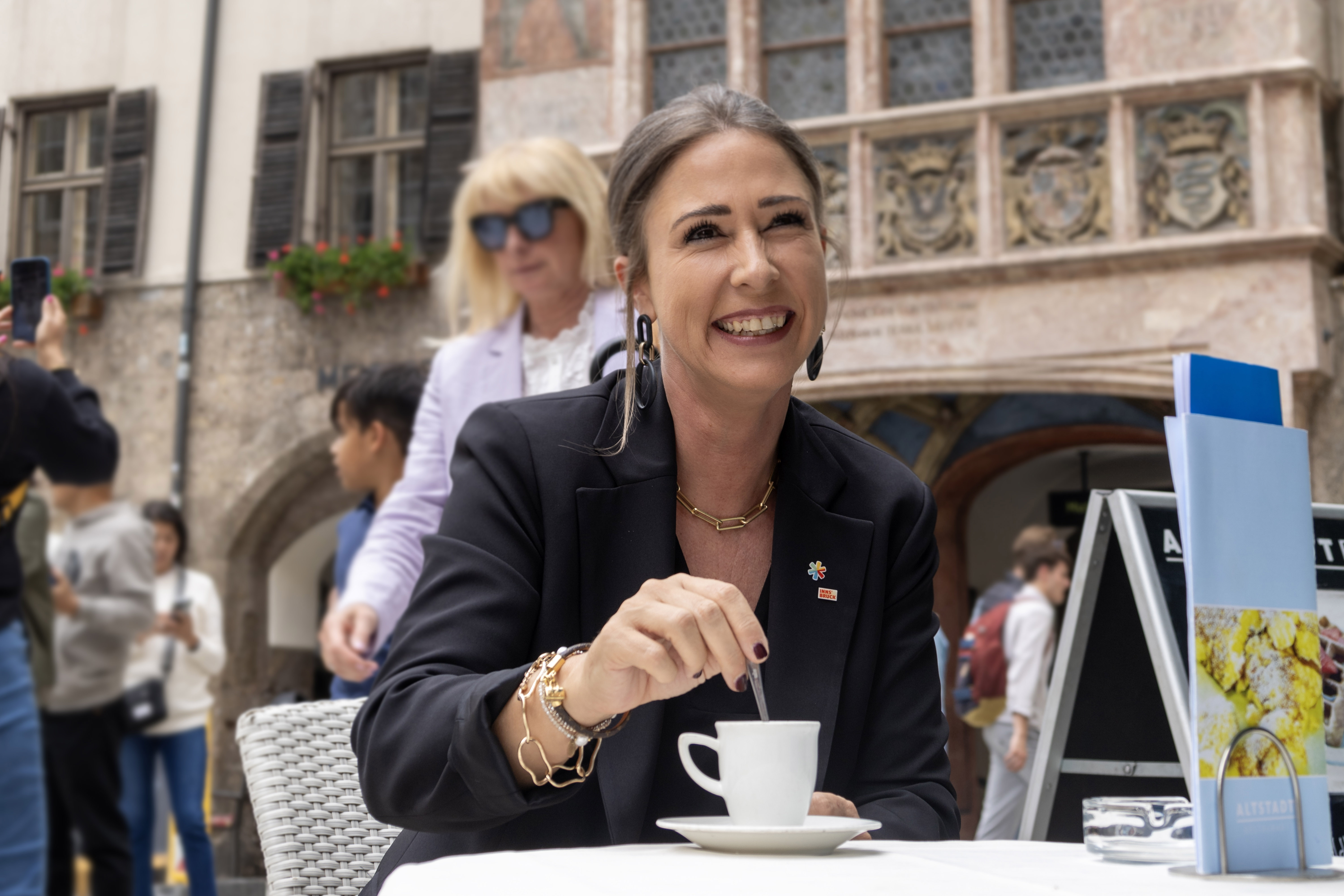 Bei einem Kaffee an ihrem Lieblingsplatz wird man Stadträtin Mariella Lutz künftig vielleicht öfter antreffen. Als Verantwortliche für Tiefbau verfolgt sie die Fortschritte bei der Altstadt-Pflasterung genau.
