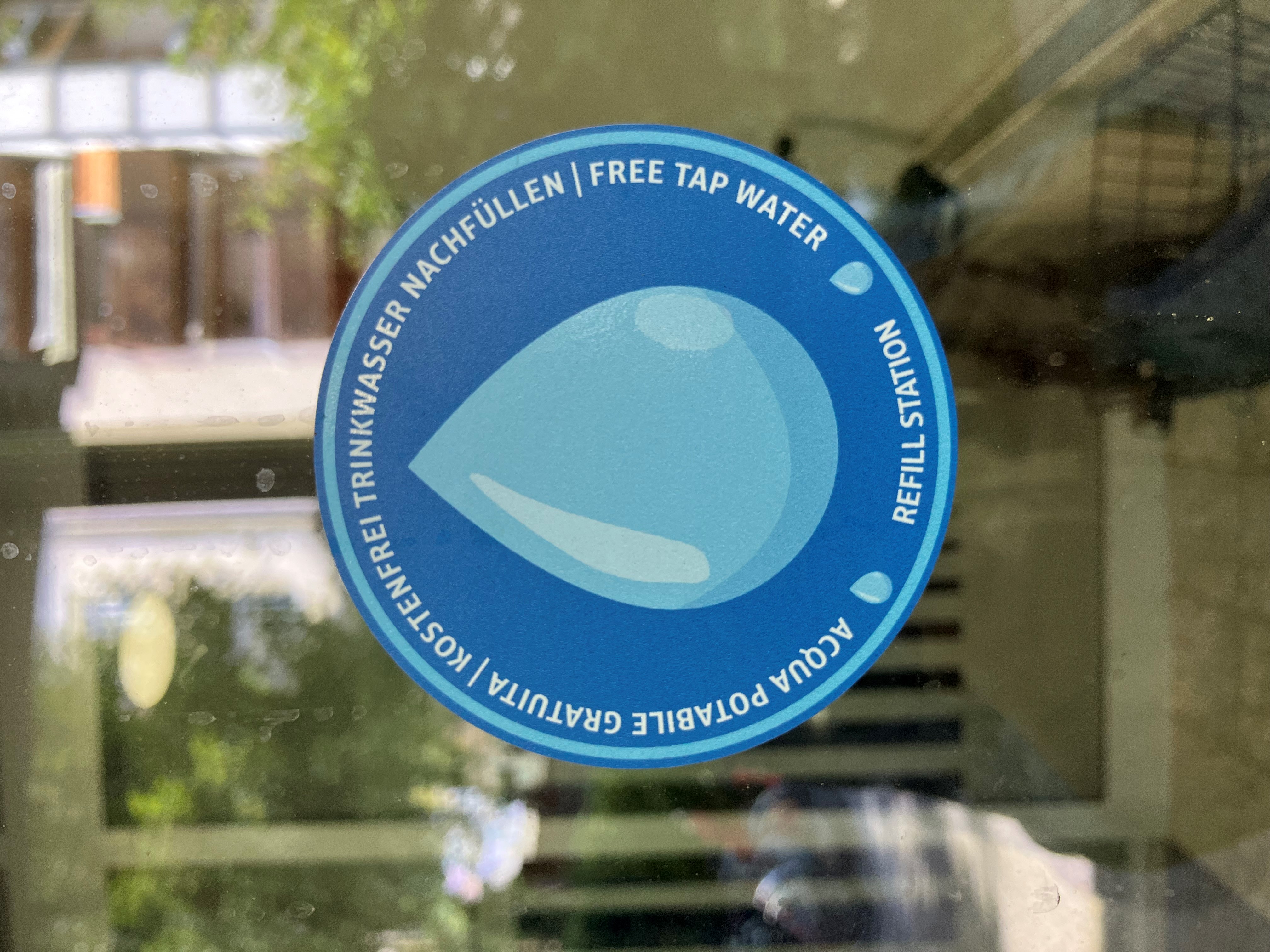 Der Wassertropfen kennzeichnet jene Innsbrucker Geschäfte, die an der Wassertropfen-Aktion teilnehmen.