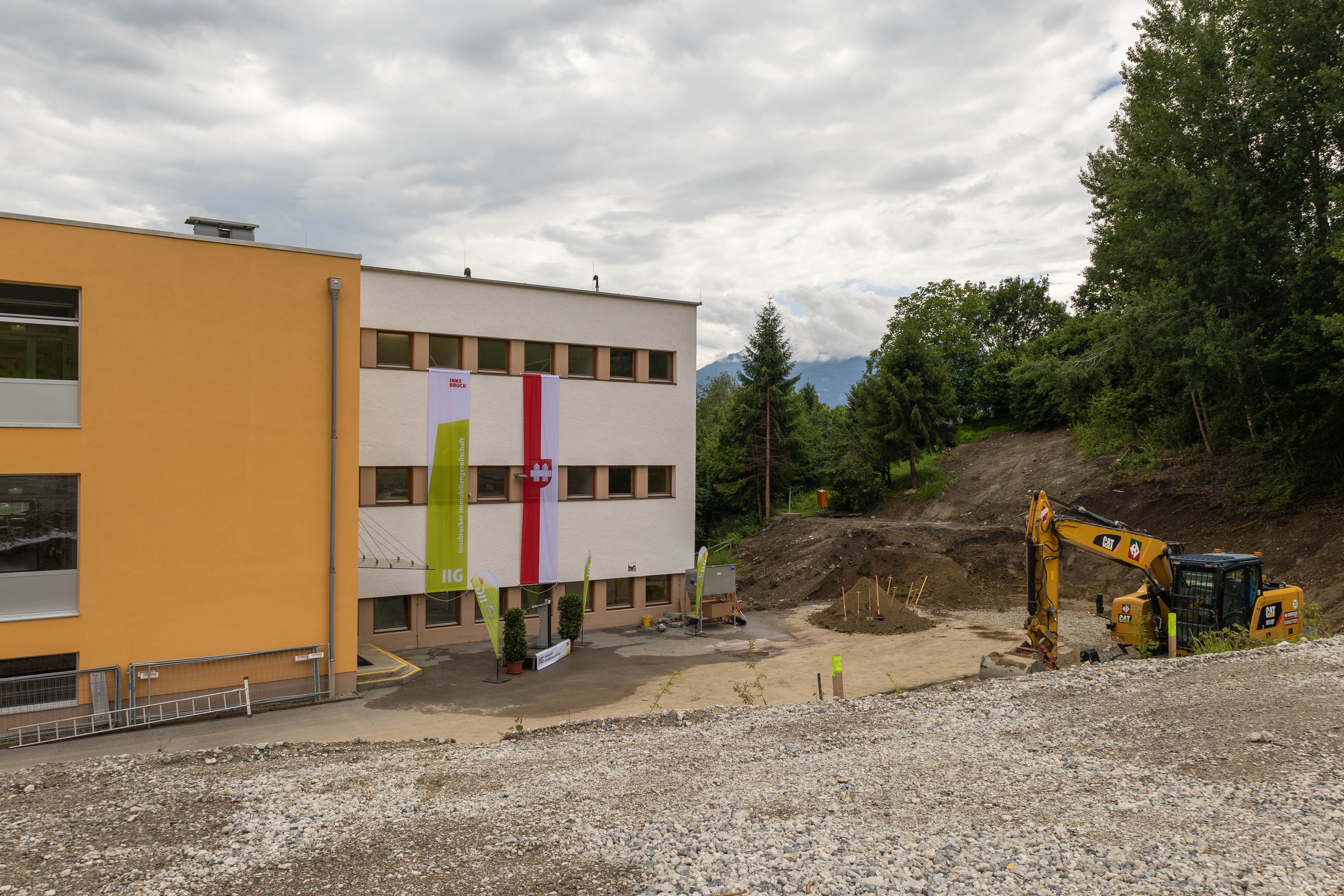 Der Zubau deckt den Mehrbedarf an Raum und integriert die ausgelagerten Kindergartengruppen wieder in den Campus.