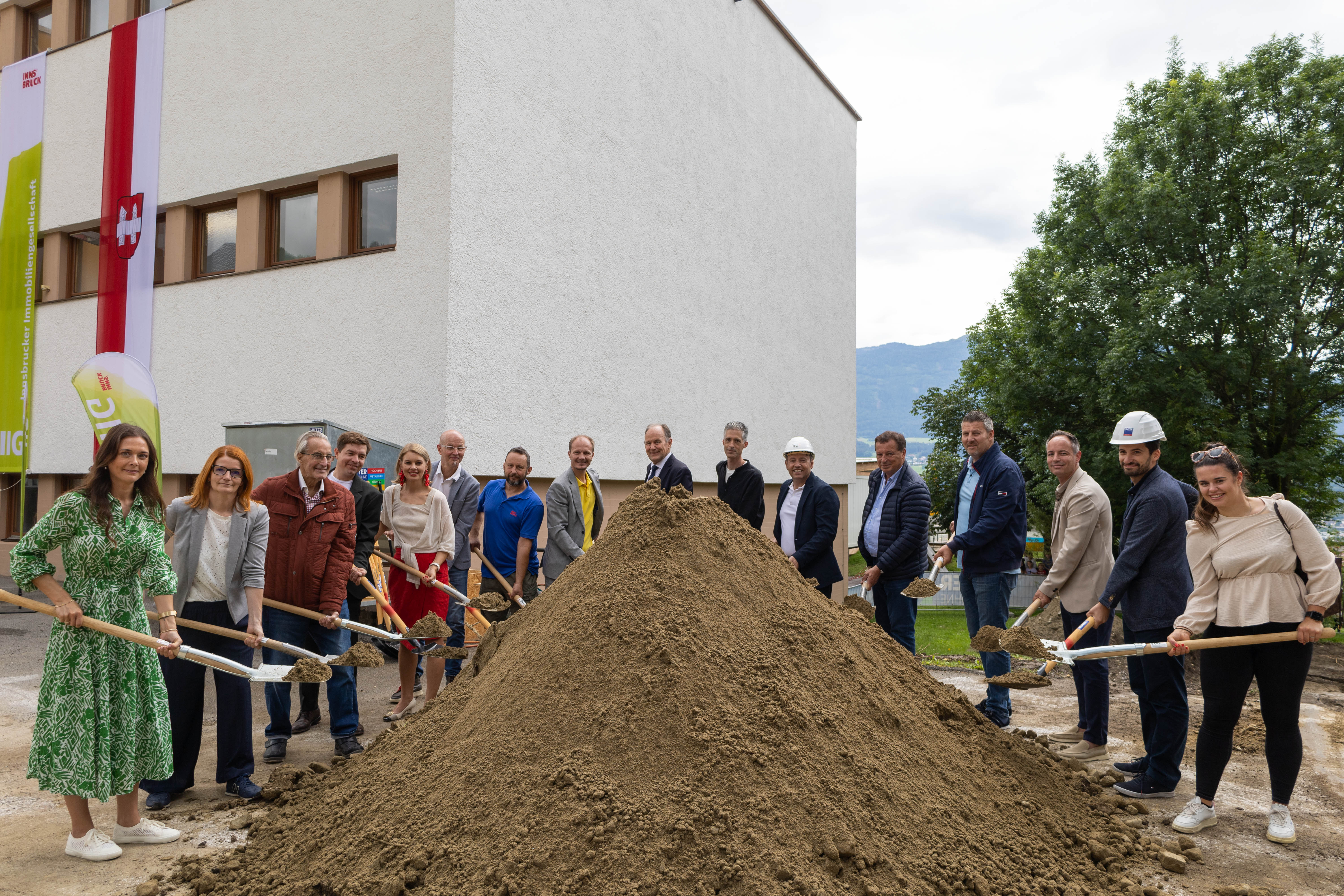 Beim Spatenstich wurde gleich ein „großes Klassenfoto“ gemacht: Bürgermeister Johannes Anzengruber, Vizebürgermeisterin Elisabeth Mayr, IIG-Geschäftsführer Franz Danler gemeinsam mit VertreterInnen des Innsbrucker Gemeinderates und Stadtsenates, Aufsichtsrates der IIG, dem Projektteam sowie Mitarbeitenden und Leiterinnen der örtlichen Bildungseinrichtungen.