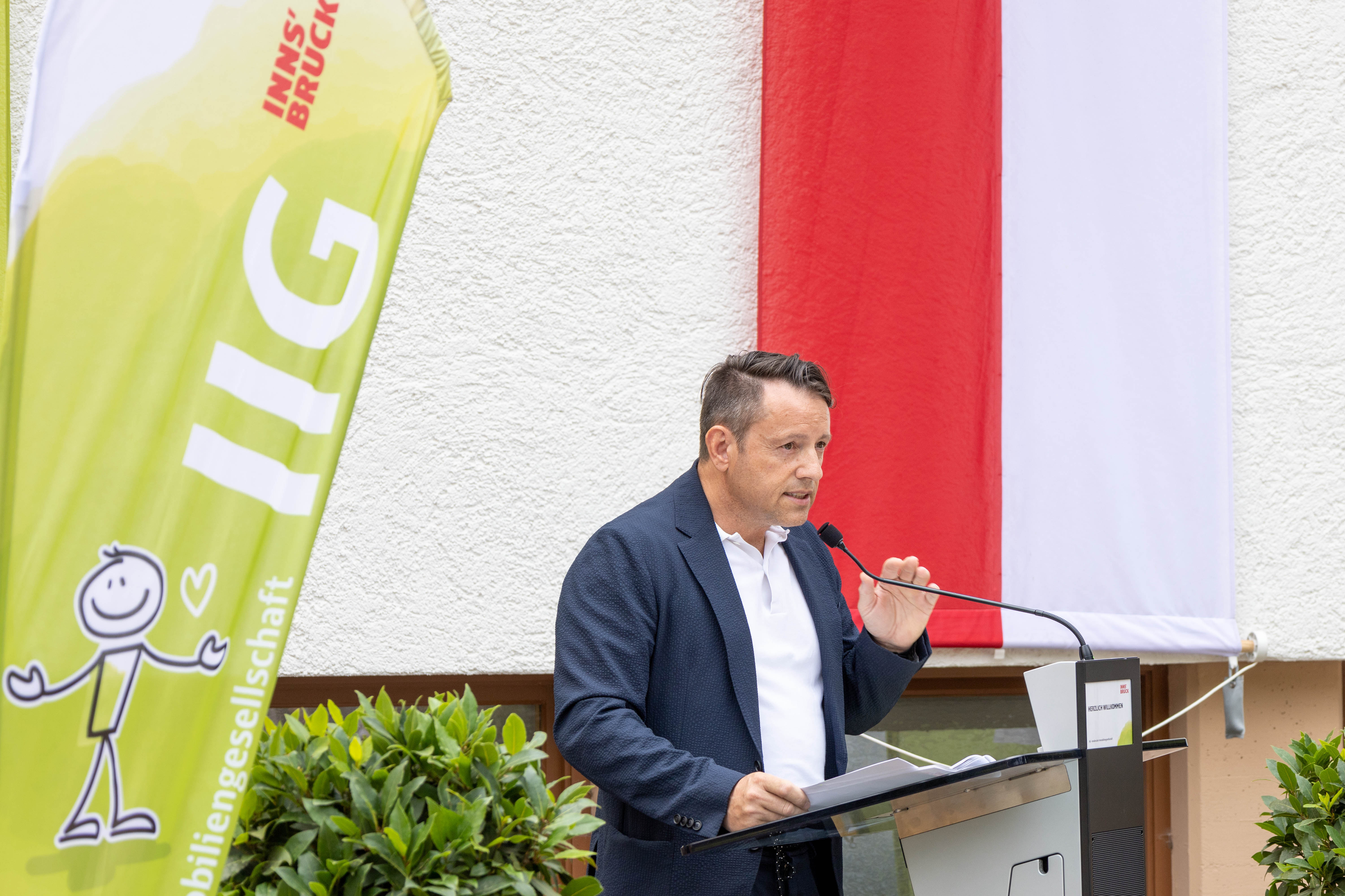 Im Rahmen des Spatenstichs bedankt sich IIG-Geschäftsführer Danler bei allen Beteiligten und erläutert die ökologischen Baumaßnahmen des Großprojekts.