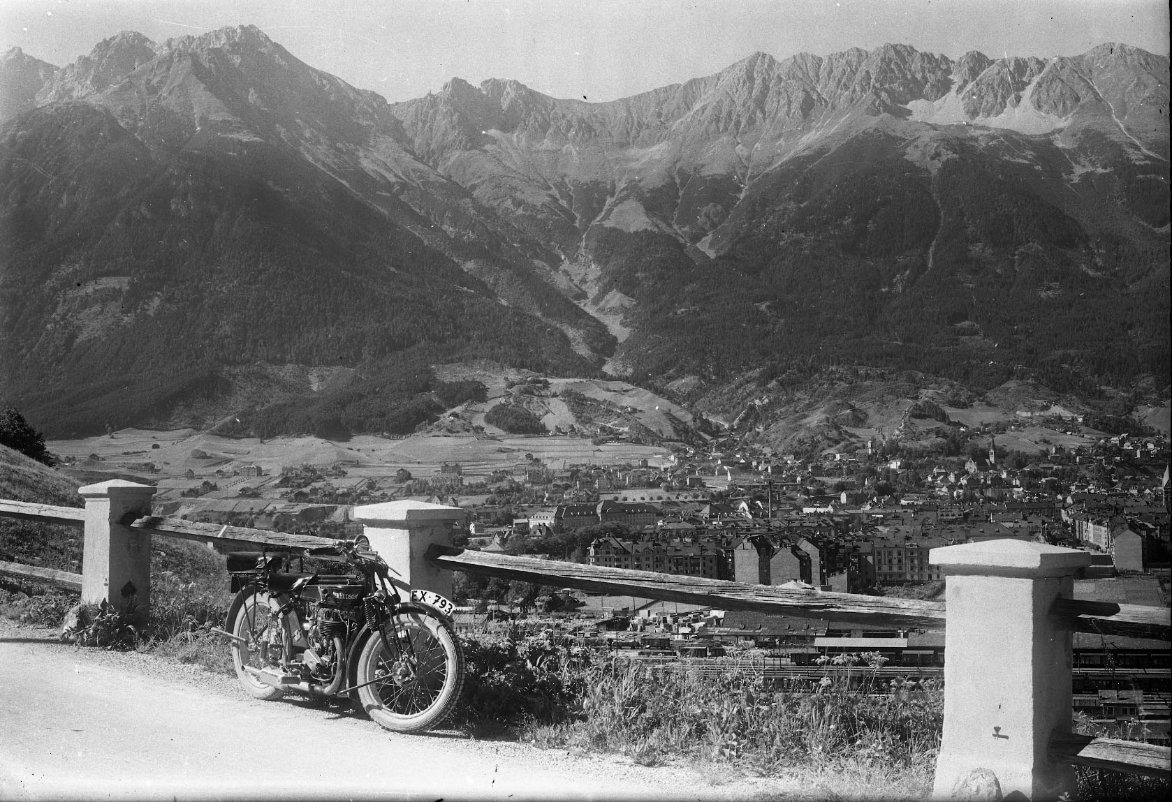 Motorrad auf der Brennerstraße, ca. 1930