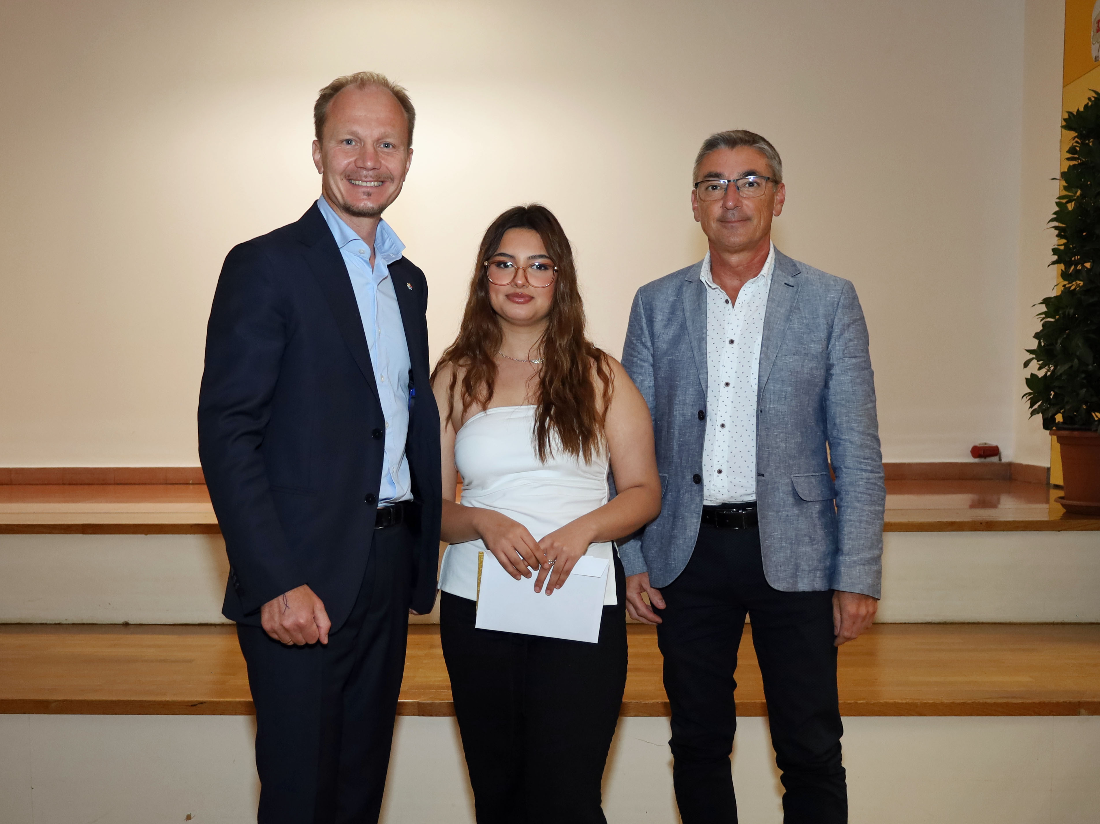 Bürgermeister Johannes Anzengruber (l.) und Schulqualitätsmanager Dietmar Meinschad (r.) mit der ausgezeichneten Schülerin der Mittelschule Gabelsbergerstraße.