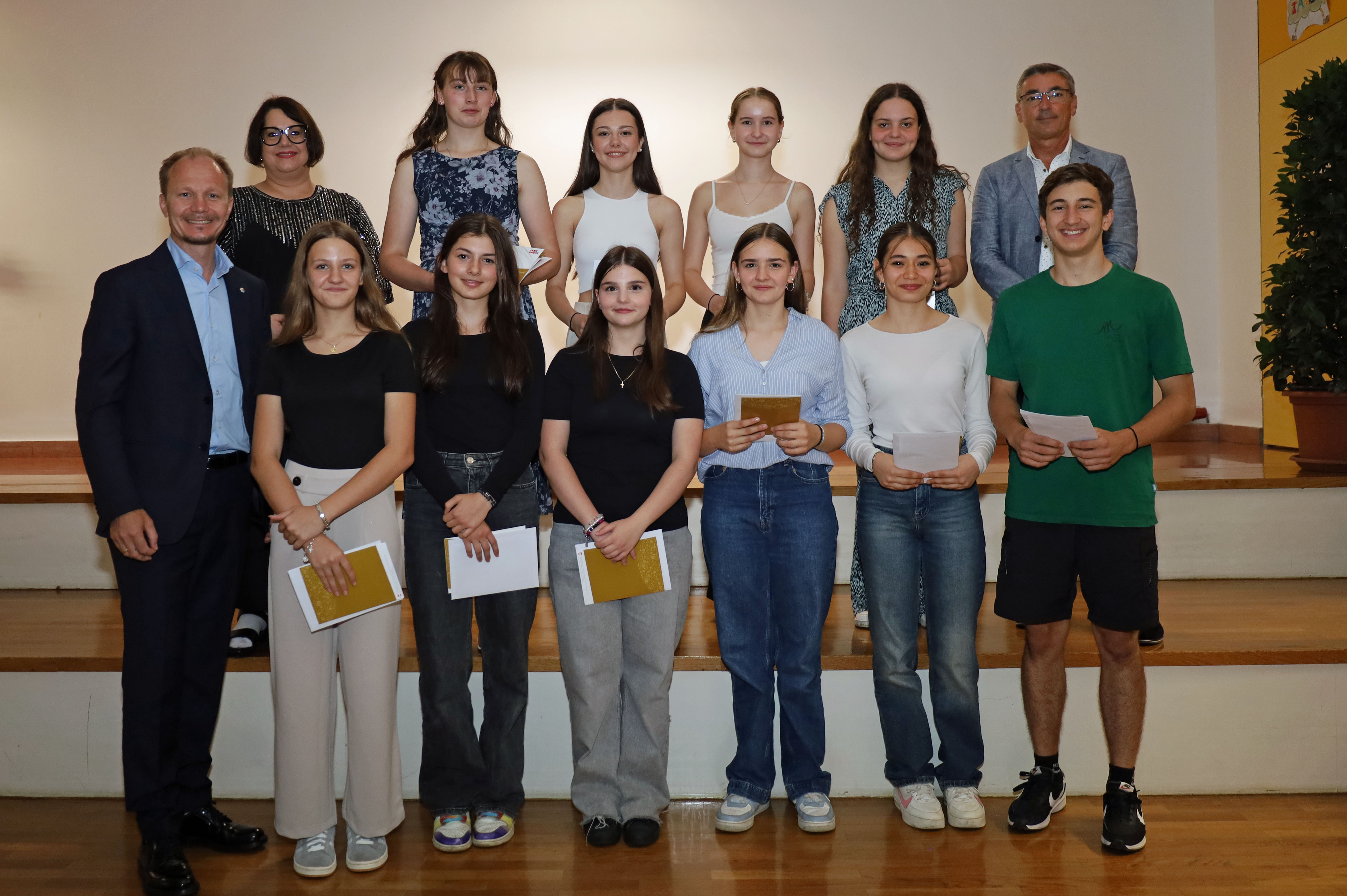 Bürgermeister Johannes Anzengruber (l.) und Schulqualitätsmanager Dietmar Meinschad (r.) mit den ausgezeichneten SchülerInnen der Musikmittelschule.