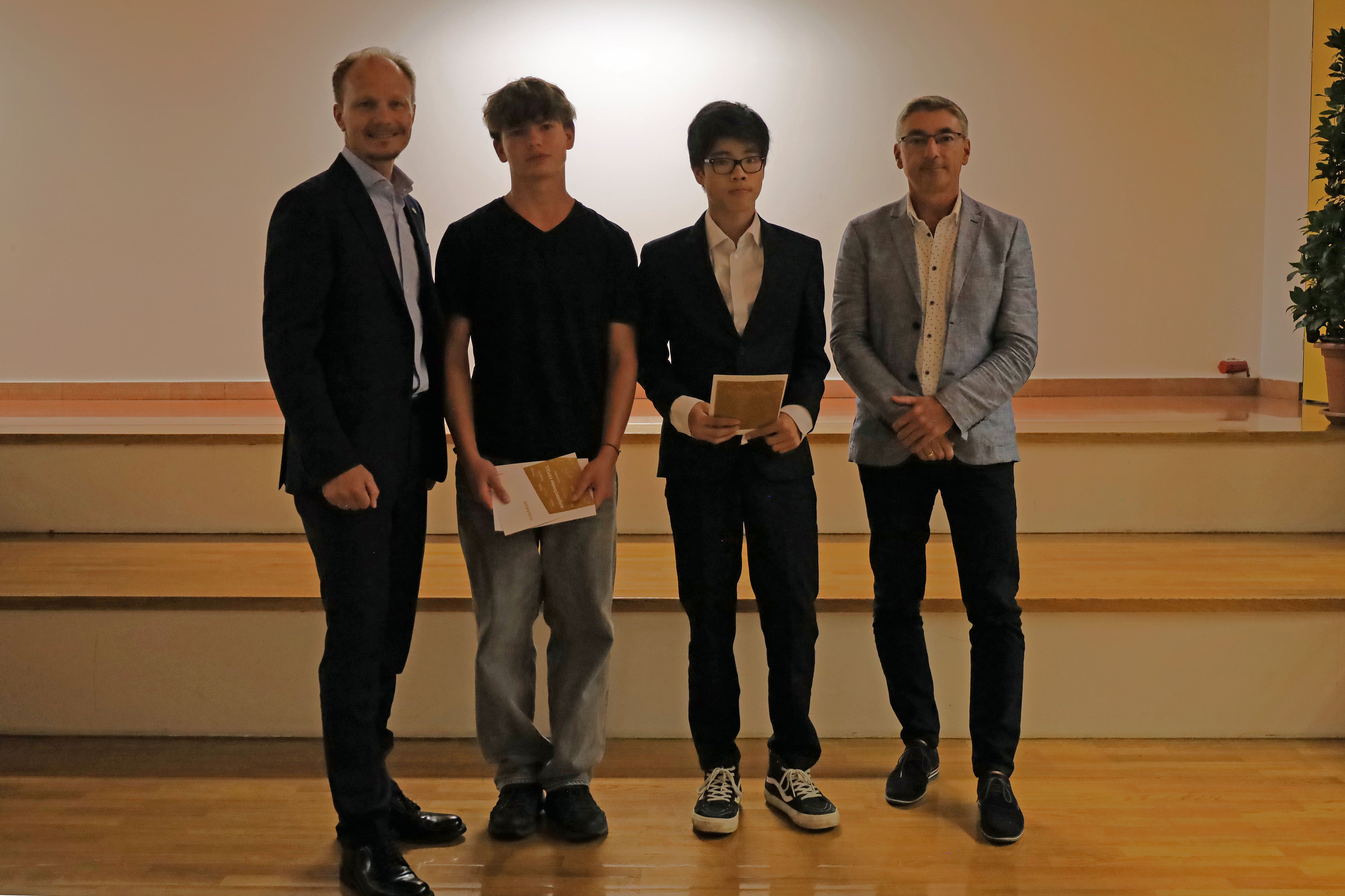 Bürgermeister Johannes Anzengruber (l.) und Schulqualitätsmanager Dietmar Meinschad (r.) mit den ausgezeichneten Schülern der Polytechnischen Schule.