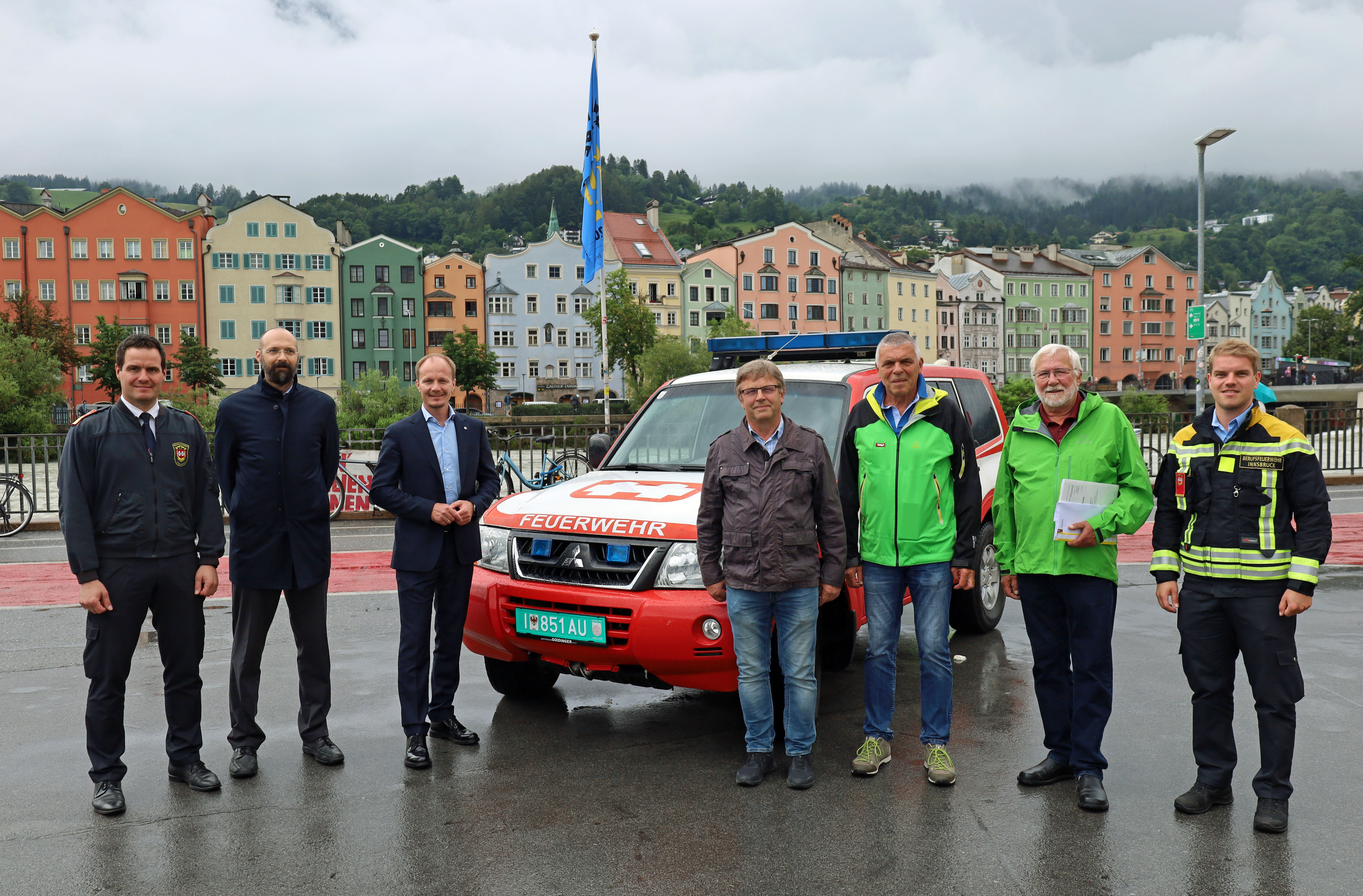 Bei der Übergabe des Fahrzeugs (v.l.): Branddirektor Helmut Hager, HBI Lukas Bitterlich (Altkommandant FF Reith i. A.), Bürgermeister Johannes Anzengruber, HBI Alois Gschösser (Altkommandant FF Reith i. A.), Koordinator Peter Logar (Land Tirol), Projektinitiator Magnus Bitterlich (Feuerwehrarzt i. R.) und Offizier Manuel Schieferle.
