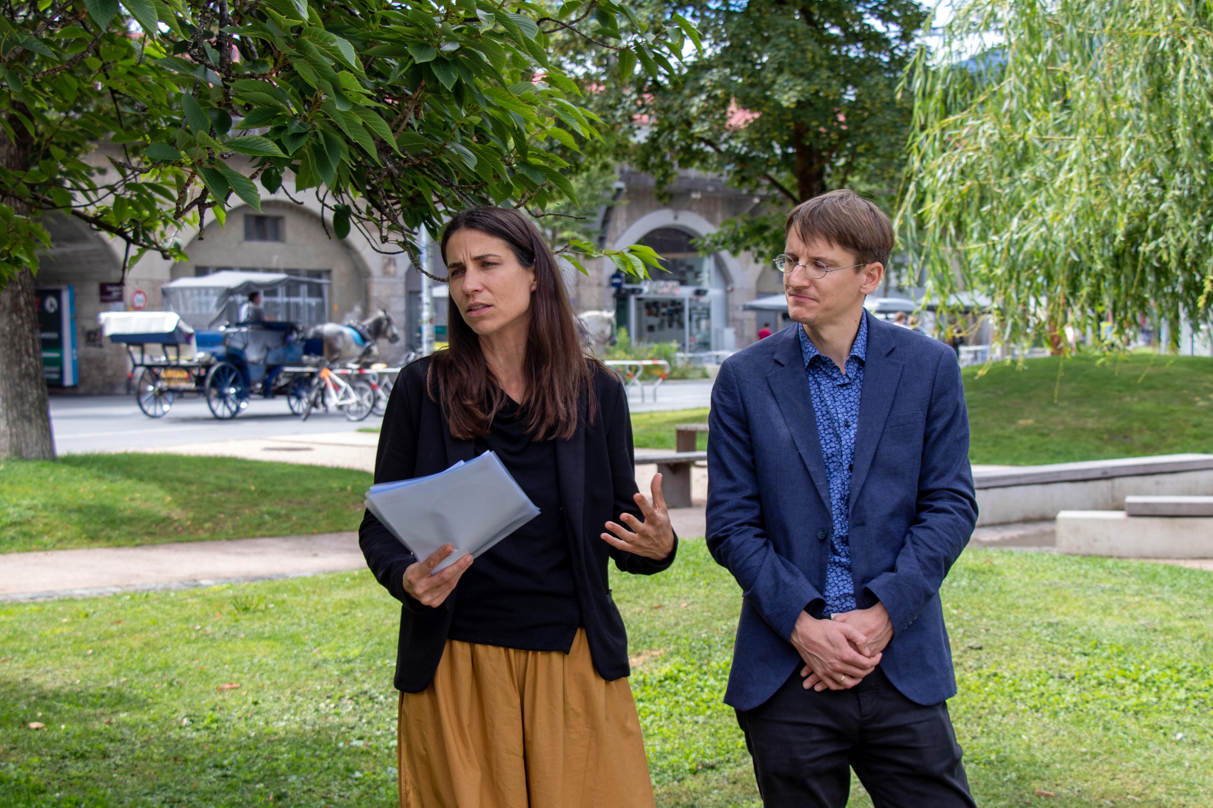 Stadträtin Janine Bex (l.) und Amtsleiter Michael Deflorian (Amt Klimaneutrale Stadt) stellen die gemeinsame Initiative im Messepark vor.