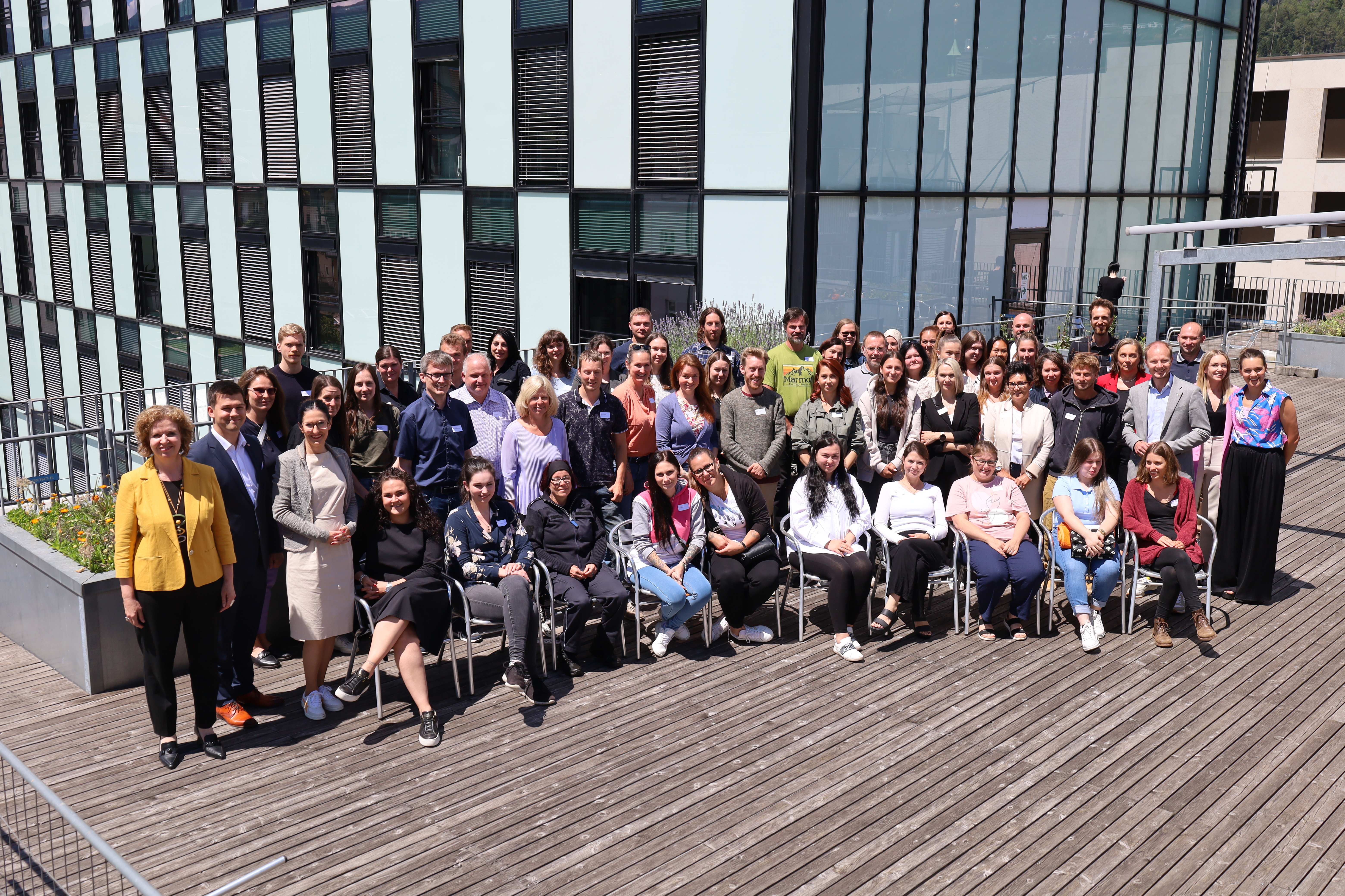 Um neuen MitarbeiterInnen einen möglichst guten Start im Stadtmagistrat zu ermöglichen, finden regelmäßig Willkommensveranstaltungen statt. Dabei bekommen sie einen Einblick in die Abläufe im Magistrat und lernen auch Magistratsdirektorin Gabriele Herlitschka und Bürgermeister Johannes Anzengruber kennen. Als kleines Willkommensgeschenk bekamen die Neuankömmlinge passend zum Sommer ein farbenfrohes Badetuch überreicht.