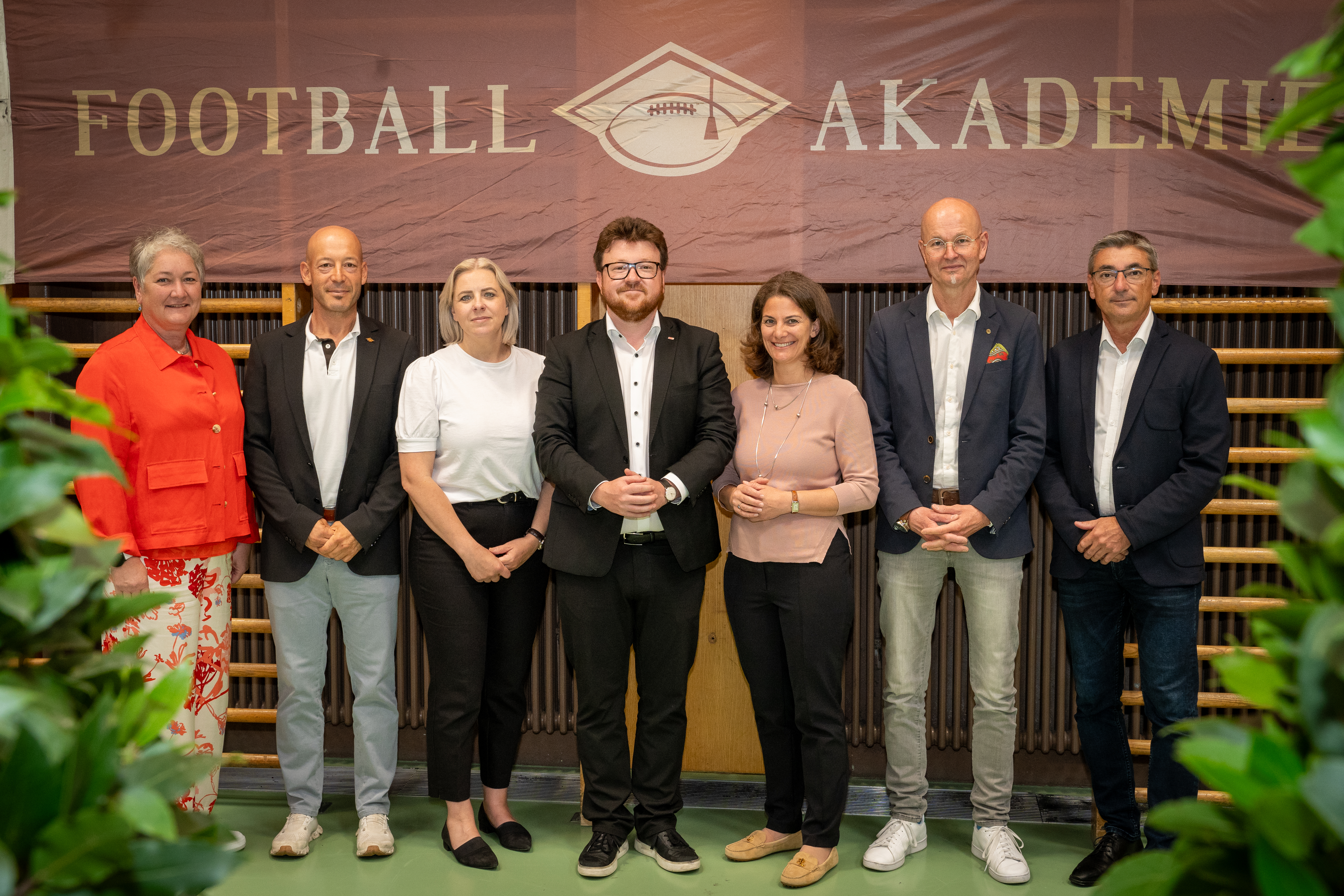 Gratulierten den AbsolventInnen herzlichst zum Abschluss (v. l.): Direktorin MS Hötting-West Sabine Rainer, Leiter Football Akademie Daniel Dieplinger, Sportausschussvorsitzende Nicole Heinlein, Klubobmann Gemeinderat Benjamin Plach, Bildungsausschussvorsitzende Karoline Obitzhofer, Amtsvorstand Bildung und Schule Werner Leithmayer, Schulqualitätsmanager Dietmar Meinschad.