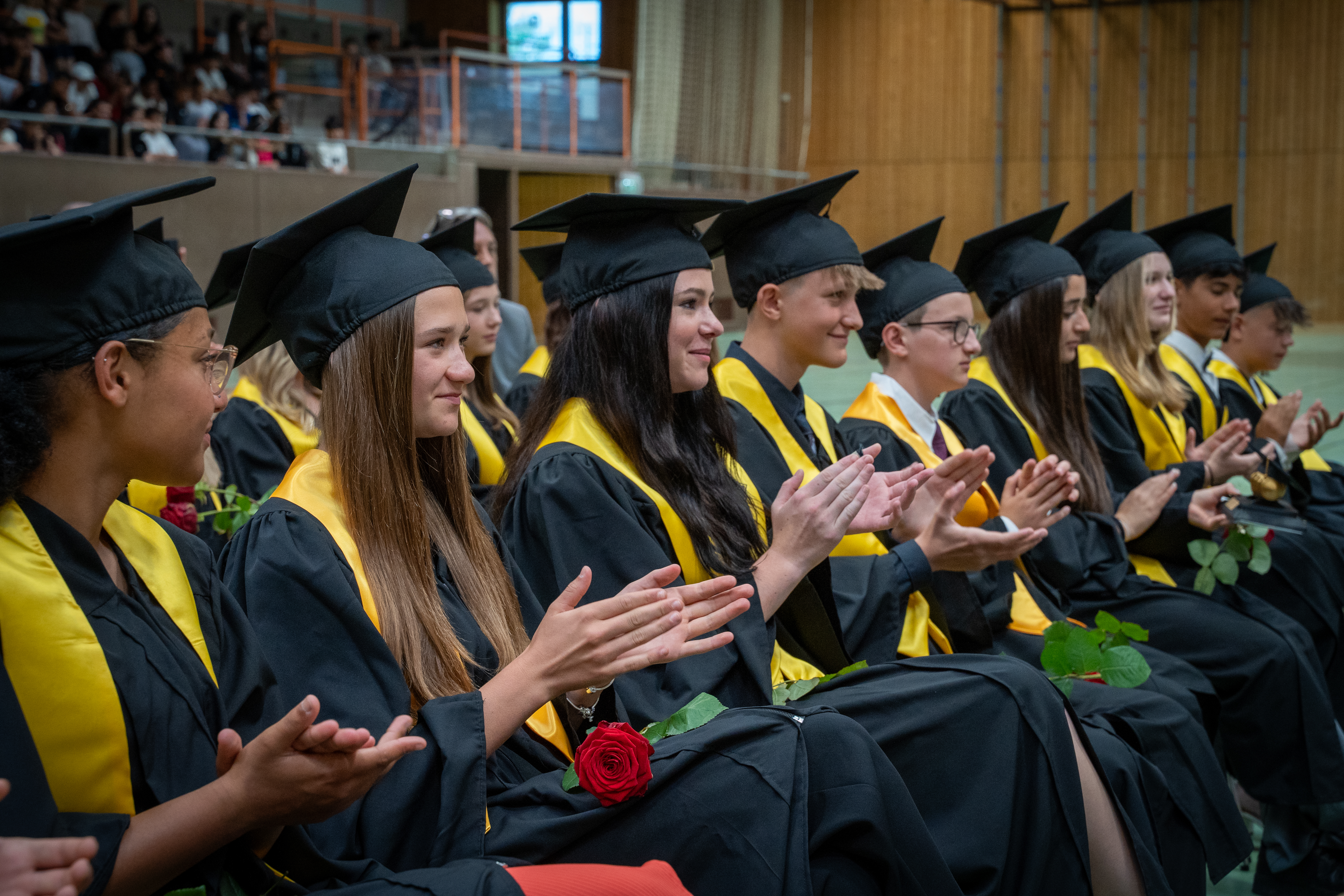 Die AbsolventInnen sind begeistert von der Schülerinnen-Rede.