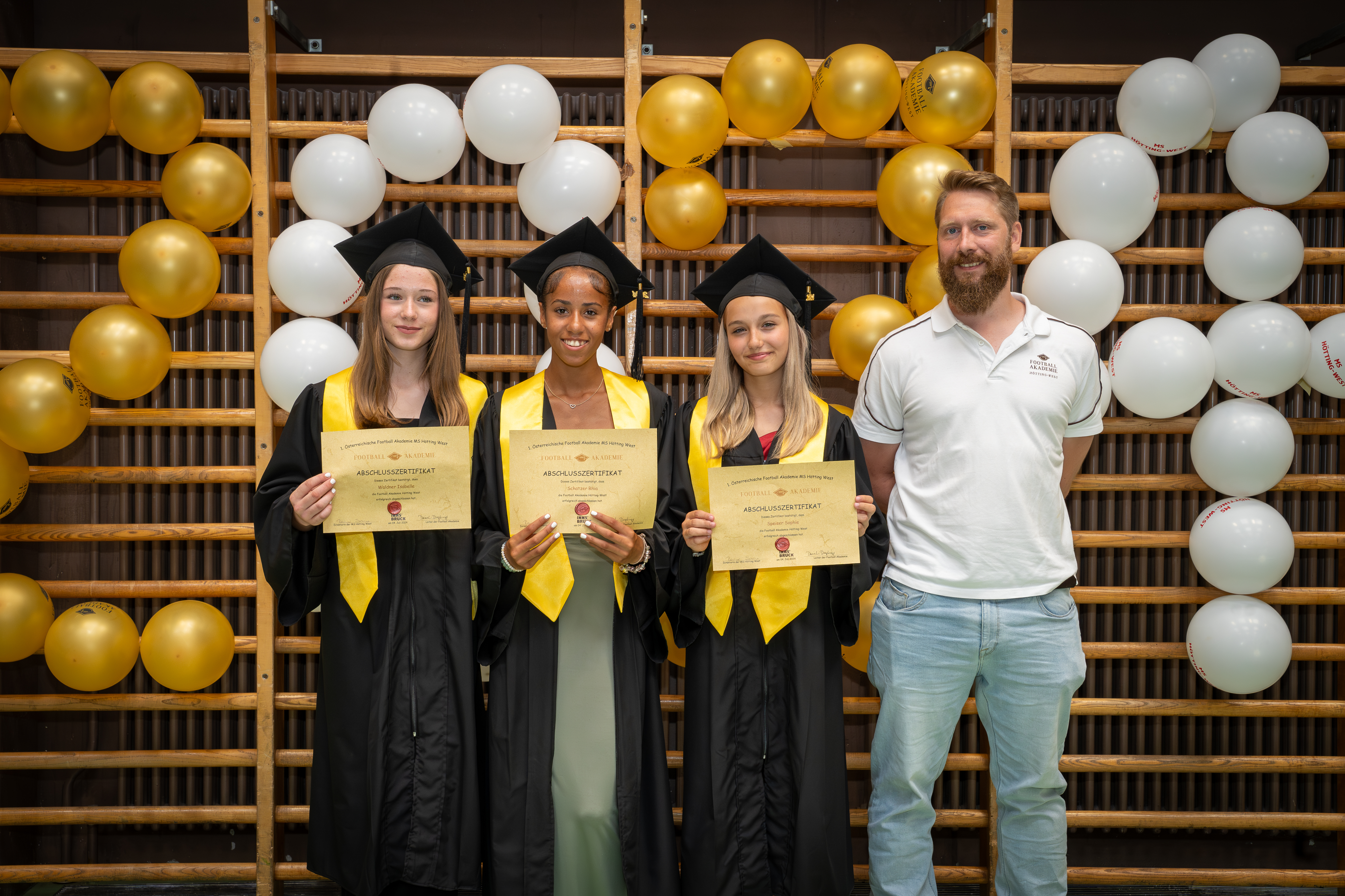 Absolventinnen Isabelle Waldner, Rhia Schätzer und Sophie Spießer mit dem stolzen Klassenvorstand Andreas Leitgeb.