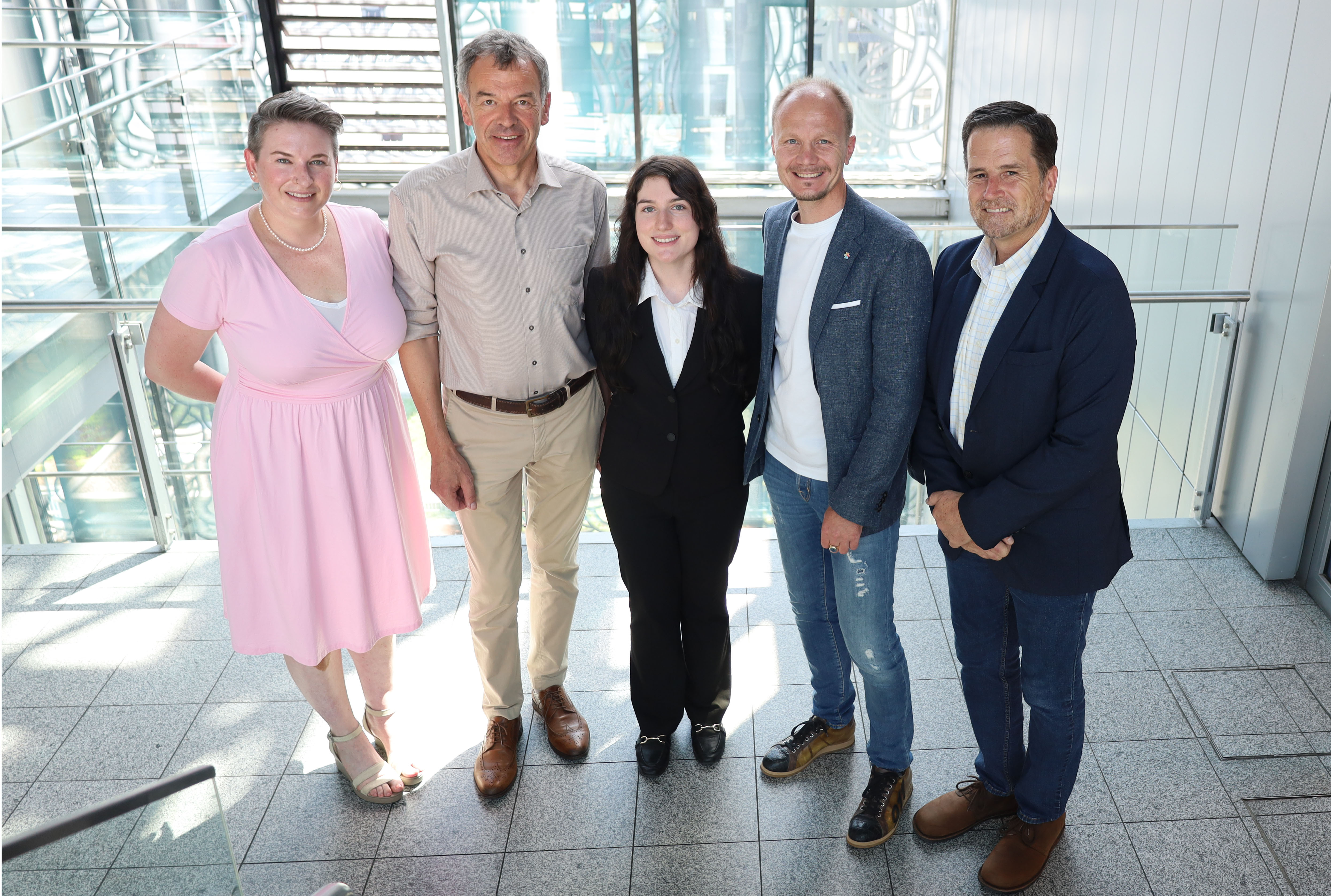 Nicole Bischone (m.) ist die diesjährige Stipendiatin der UNO Summer School – Bürgermeister Johannes Anzengruber (2.v.r.), Vizebürgermeister Georg Willi (2.v.l.) sowie die beiden VertreterInnen der UNO, Ryan Bell (Director of Experiential Learning and Study Away, l.) und Scott Pentzer (Assistant Provost for International Education, r.), gratulieren herzlich.