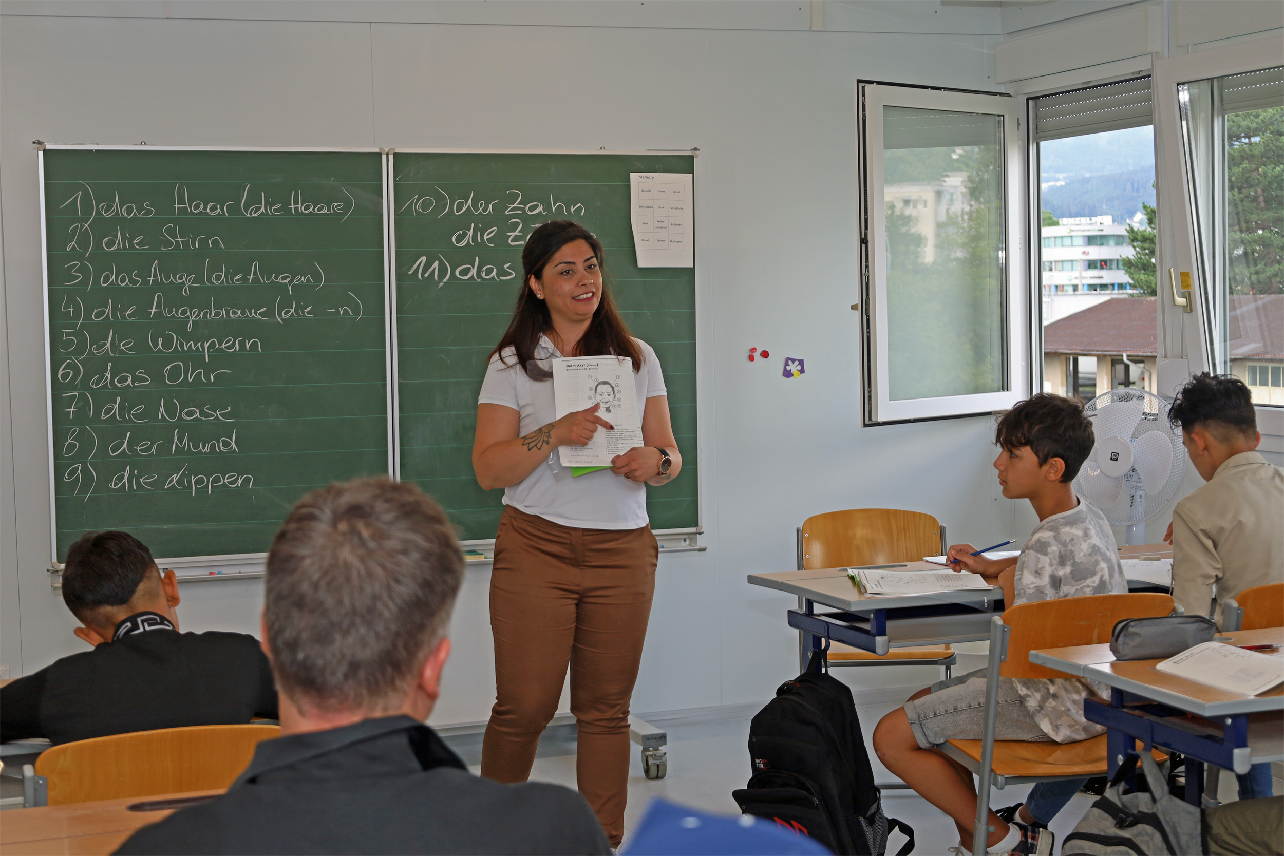 Gamze Kilic von der Bildungsdirektion Tirol erklärt den Kindern die deutschen Wörter für die verschiedenen Gesichtsbereiche.