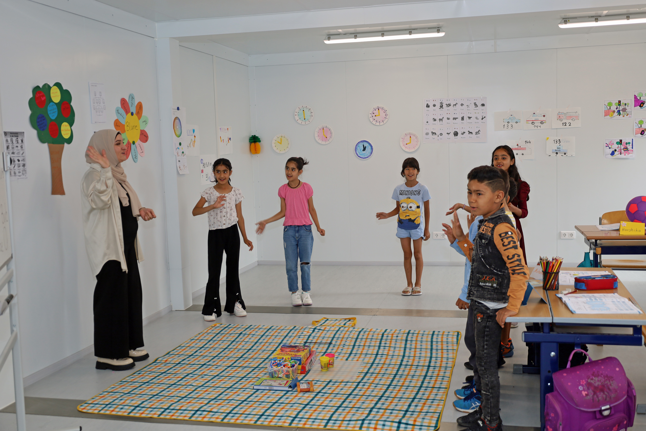 Die Kinder starten immer mit einem kleinen Guten-Morgen-Tanz in den Sommerschultag.